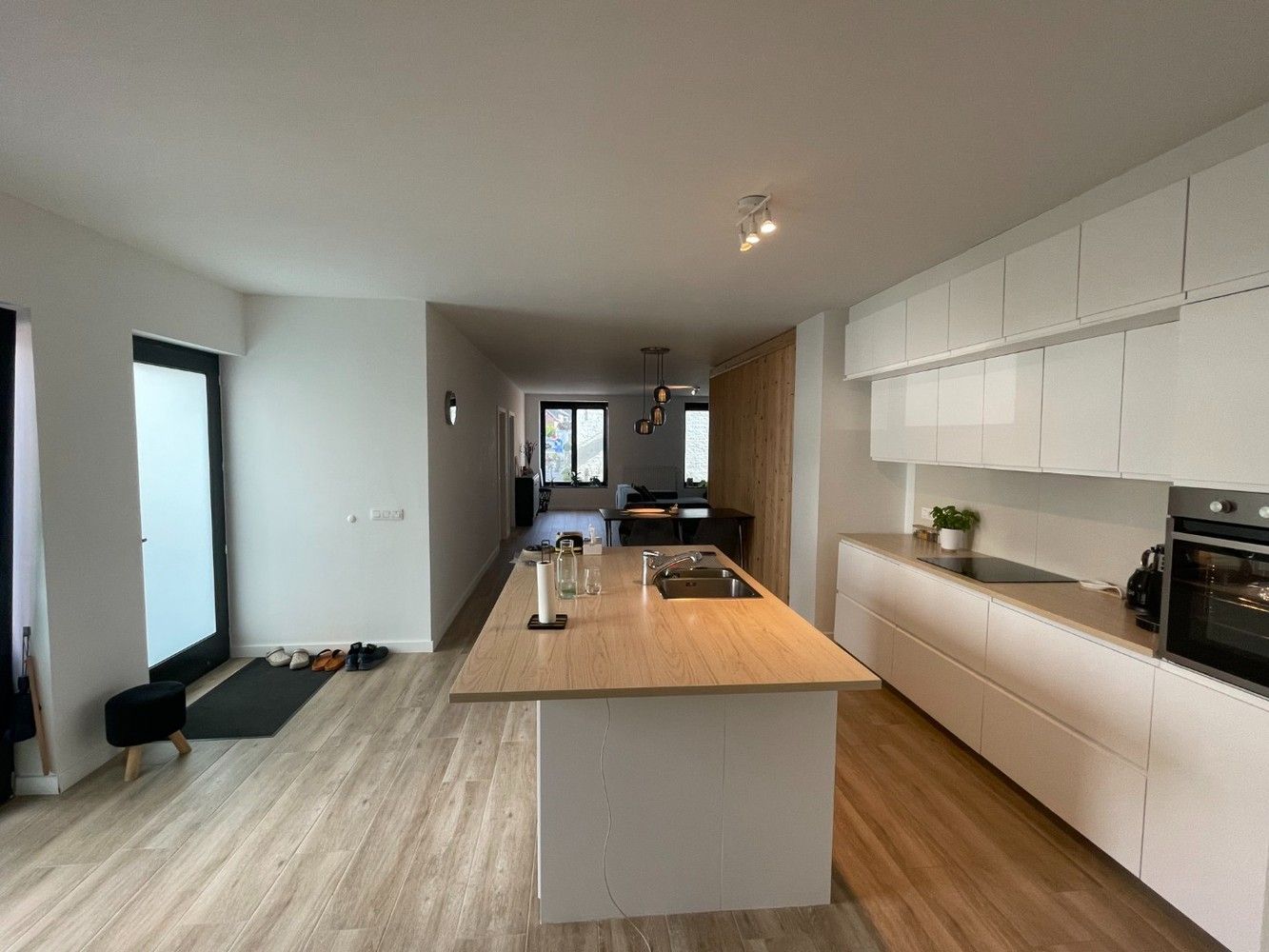 Instapklaar en polyvalent handelspand met 2 handelsruimten en ruim appartement foto 16