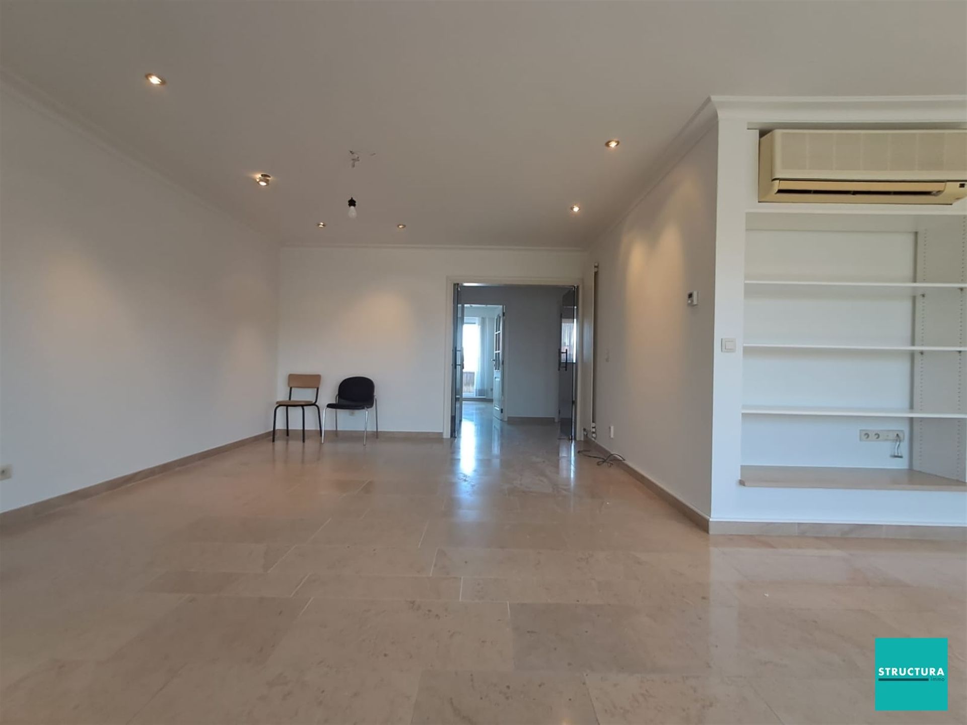 Ruim penthouse met drie slaapkamers, kelderberging en garage op toplocatie. foto 7