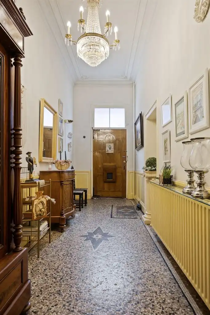 Prachtige karaktervolle stadswoning voorzien van 6 slaapkamers, ruime buitenkoer en vrijstaande garage in het centrum van Maaseik.  foto 3