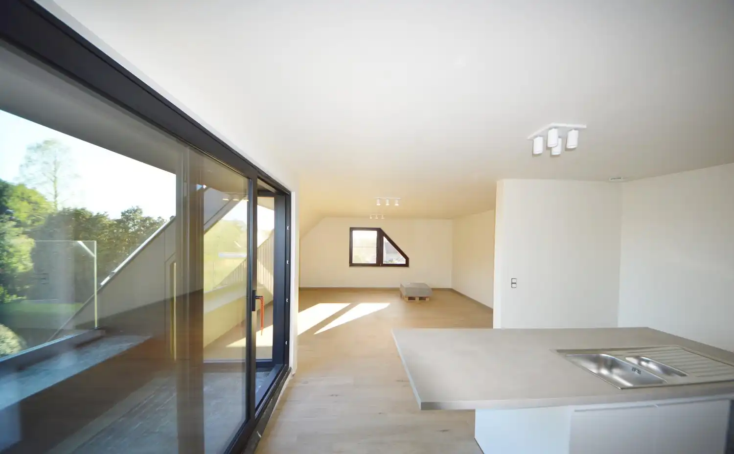 Ruim en lichtrijk gerenoveerd appartement (140 m²) INCL. 2 PARKEERPLAATSEN foto 9