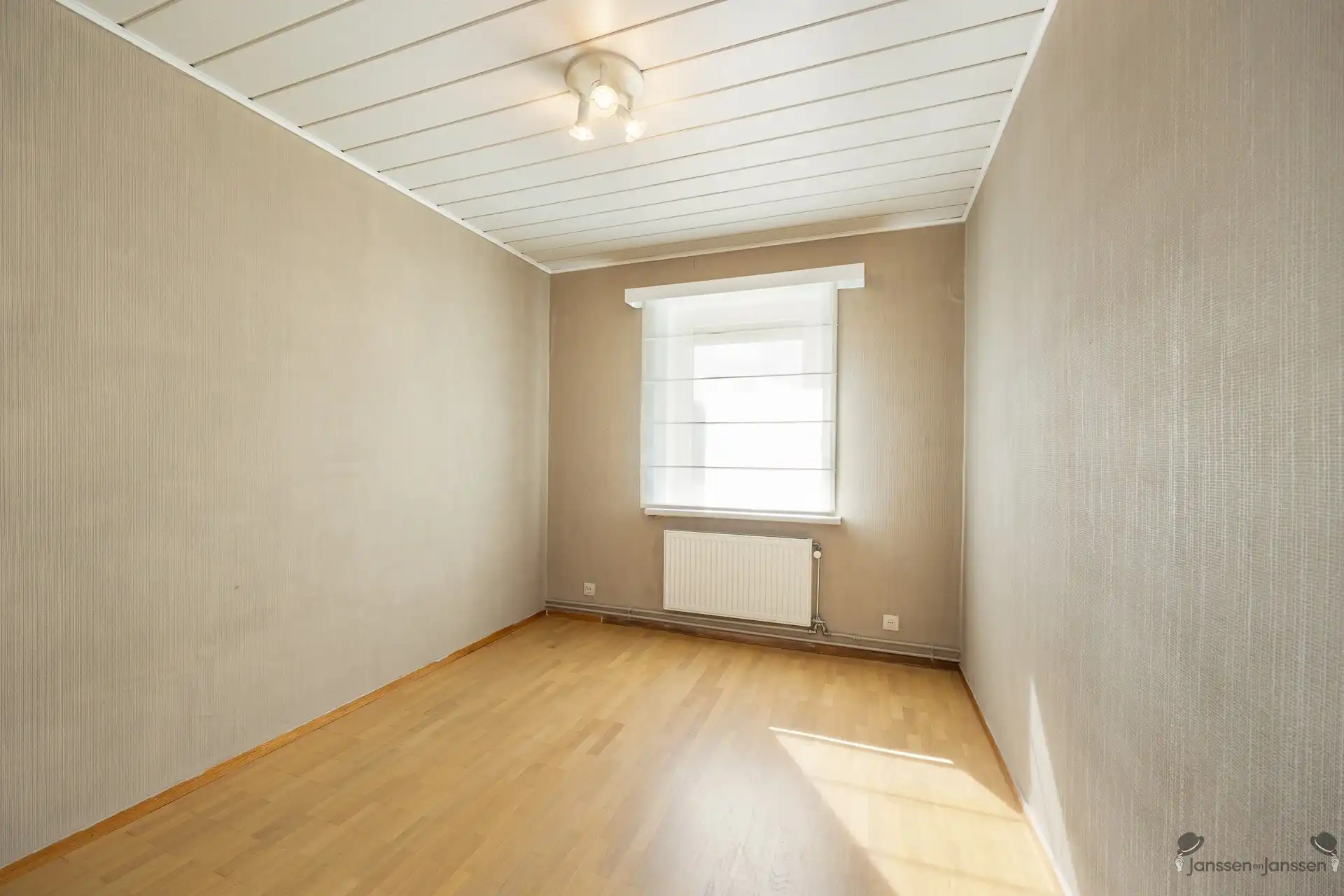 Open bebouwing met ruime tuin, 3 slpkmrs en garage foto 10