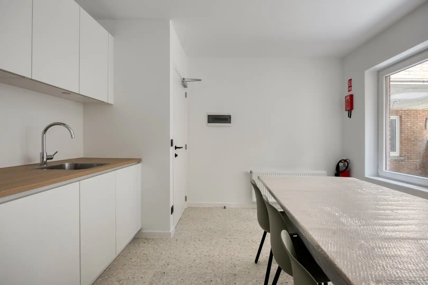 Volledig gerenoveerde studentenkamer in residentie met 29 studentenkamers met eigen sanitair en terras in hartje Leuven - EPC label A! foto 5