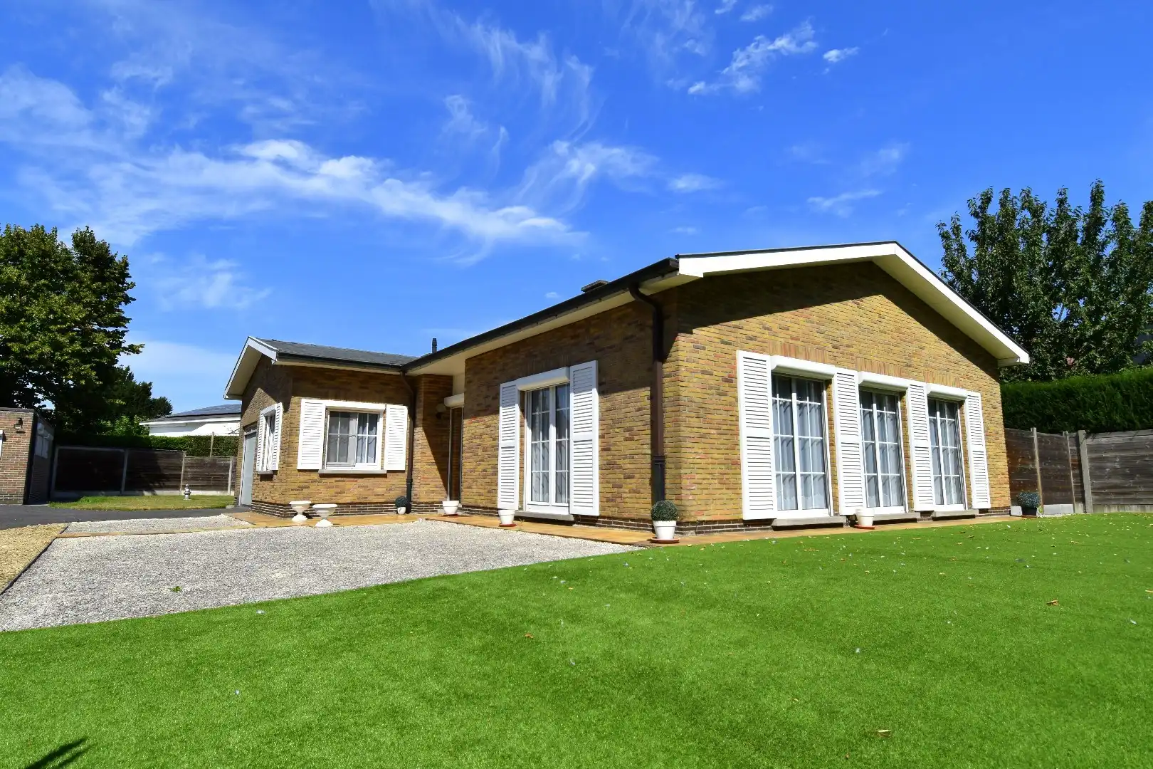 Hoofdfoto van de publicatie: Alleenstaande woning met tuin en garage te koop op een bereikbare locatie te Harelbeke