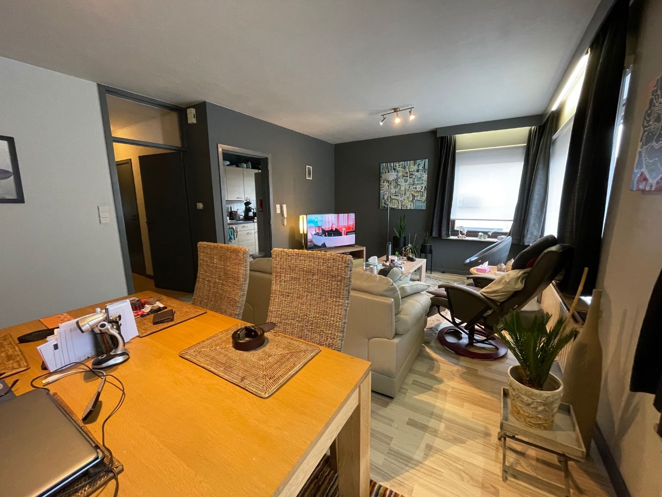 Ongemeubeld appartement met twee slaapkamers en ruime garagebox te Uitkerke. Het appartement ligt in een gebouw zonder lift. foto 4