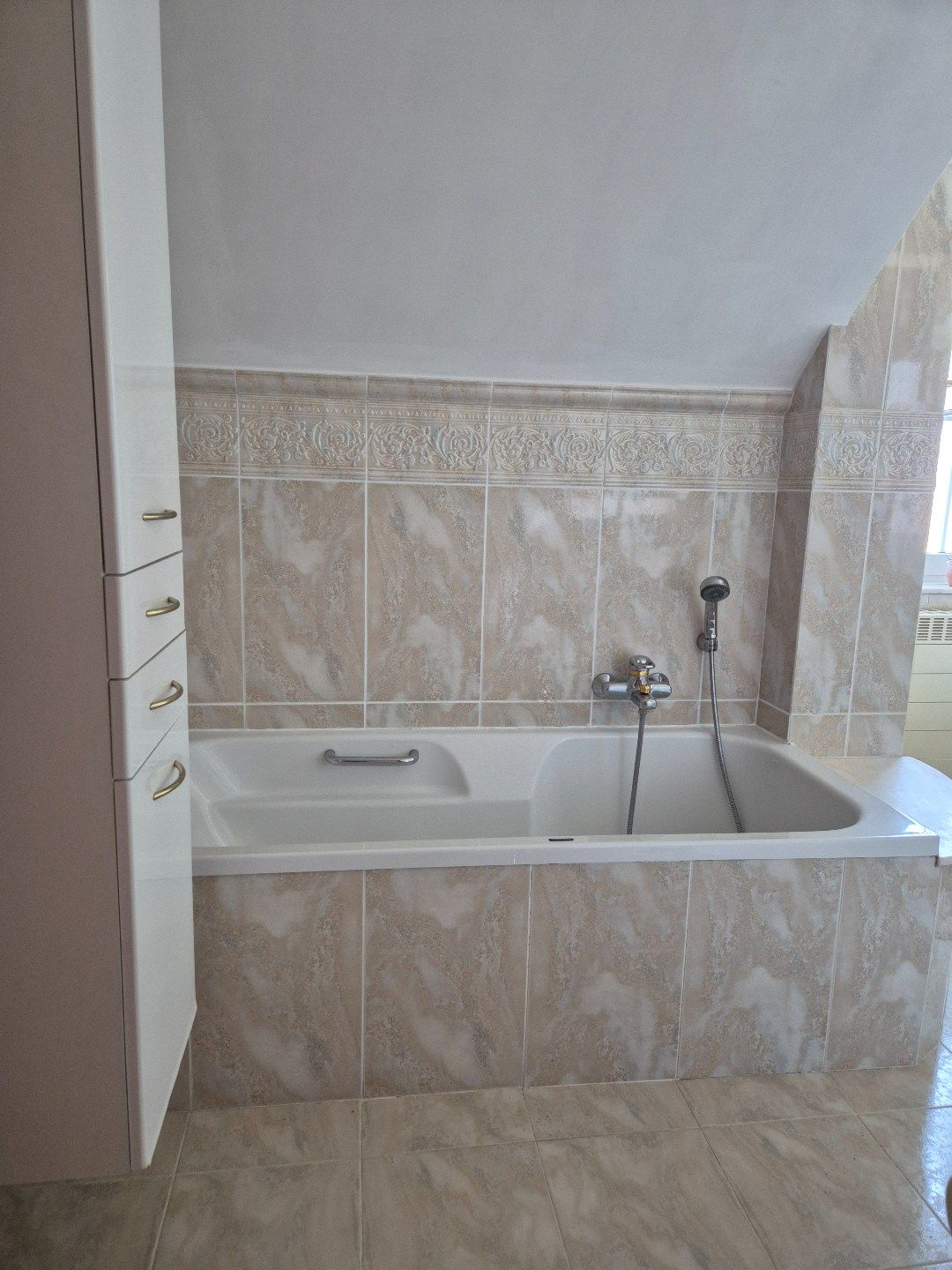 Ruime woning met drie slaapkamers, bureel en tuin. foto 17