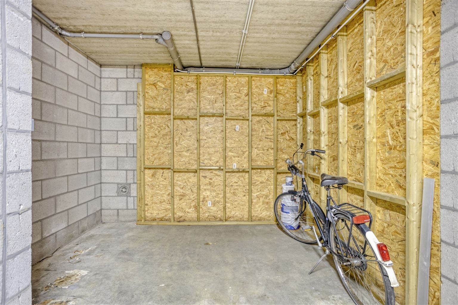 Ruim appartement met gezellig terras en staanplaats, op een toplocatie vlak bij het centrum van Maaseik en op wandelafstand van scholen en voorzieningen. foto 21