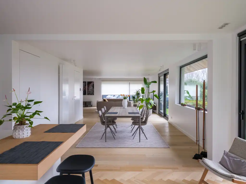 Sint-Martens-Latem – Bijzonder ruime en energiezuinige villa met woon-/werkmogelijkheid vlakbij het dorpscentrum. foto {{pictureIndex}}