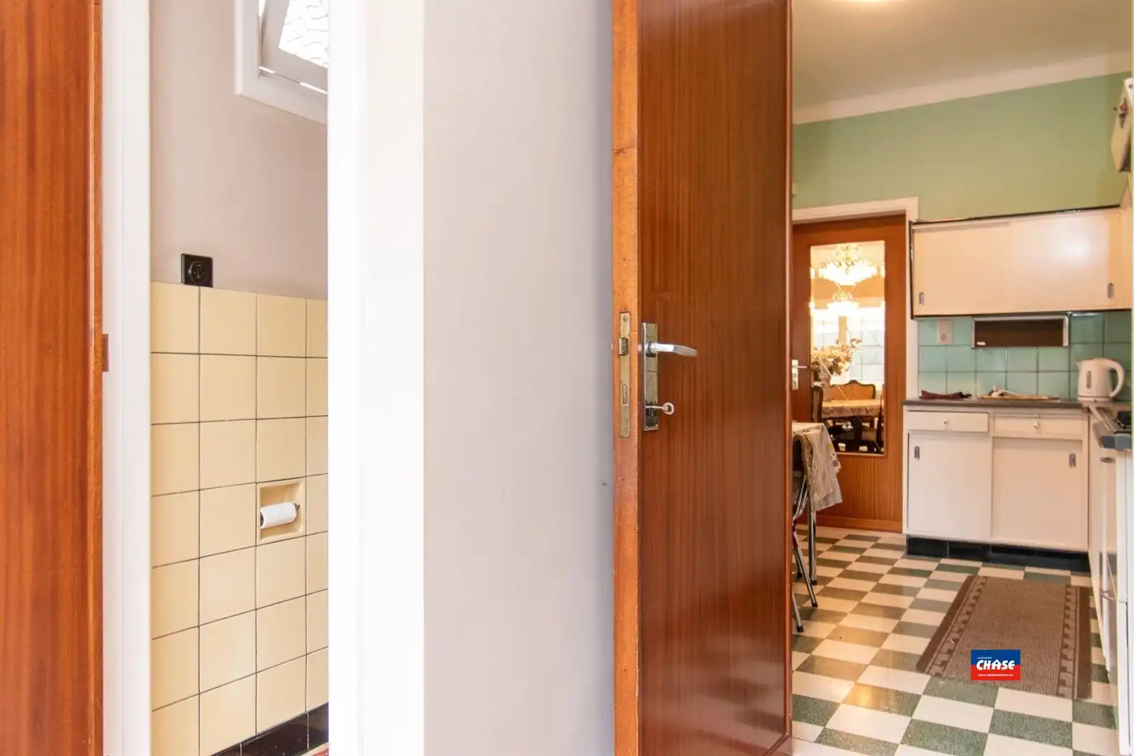 Charmante (op te frissen) rijwoning met 3 à 4 slaapkamers en prachtige tuin foto 12