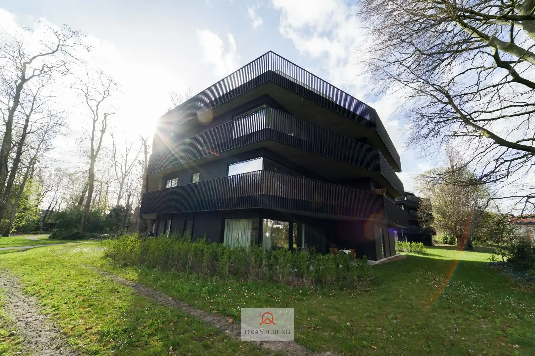 Modern appartement met staanplaats in groene parktuin foto 2