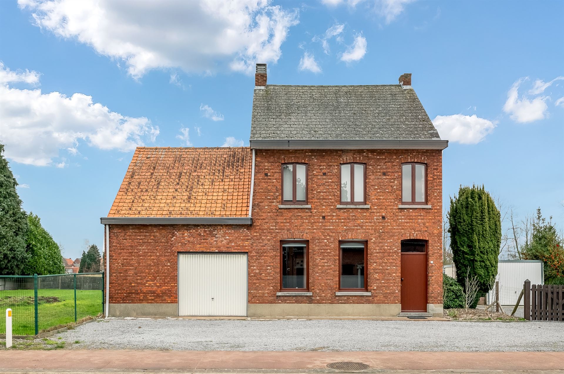 Woning met twee slaapkamers en een garage op een breed perceel van 09a 08ca foto 1