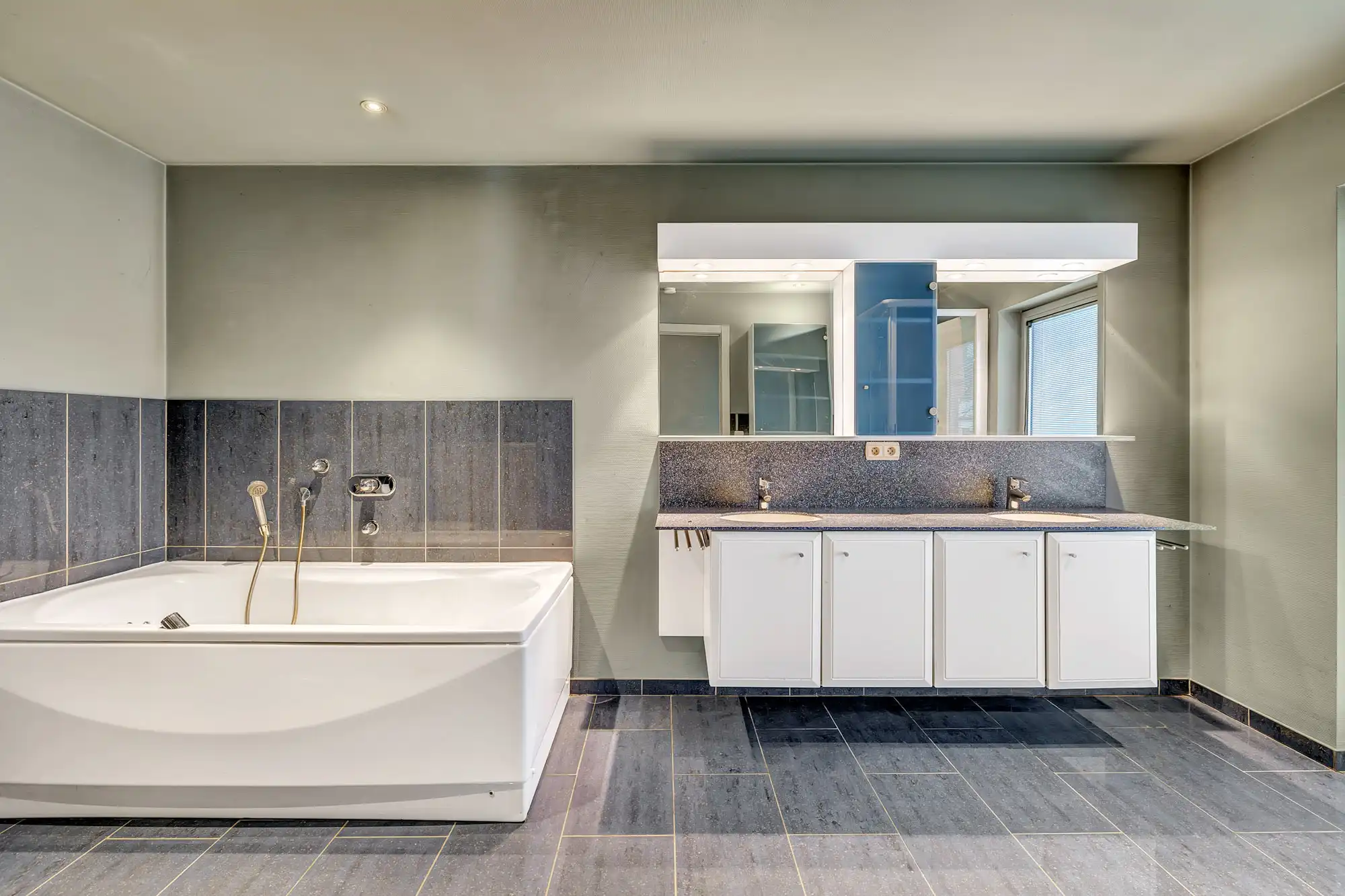 Unieke architectenwoning vlakbij het centrum van Roeselare foto 9