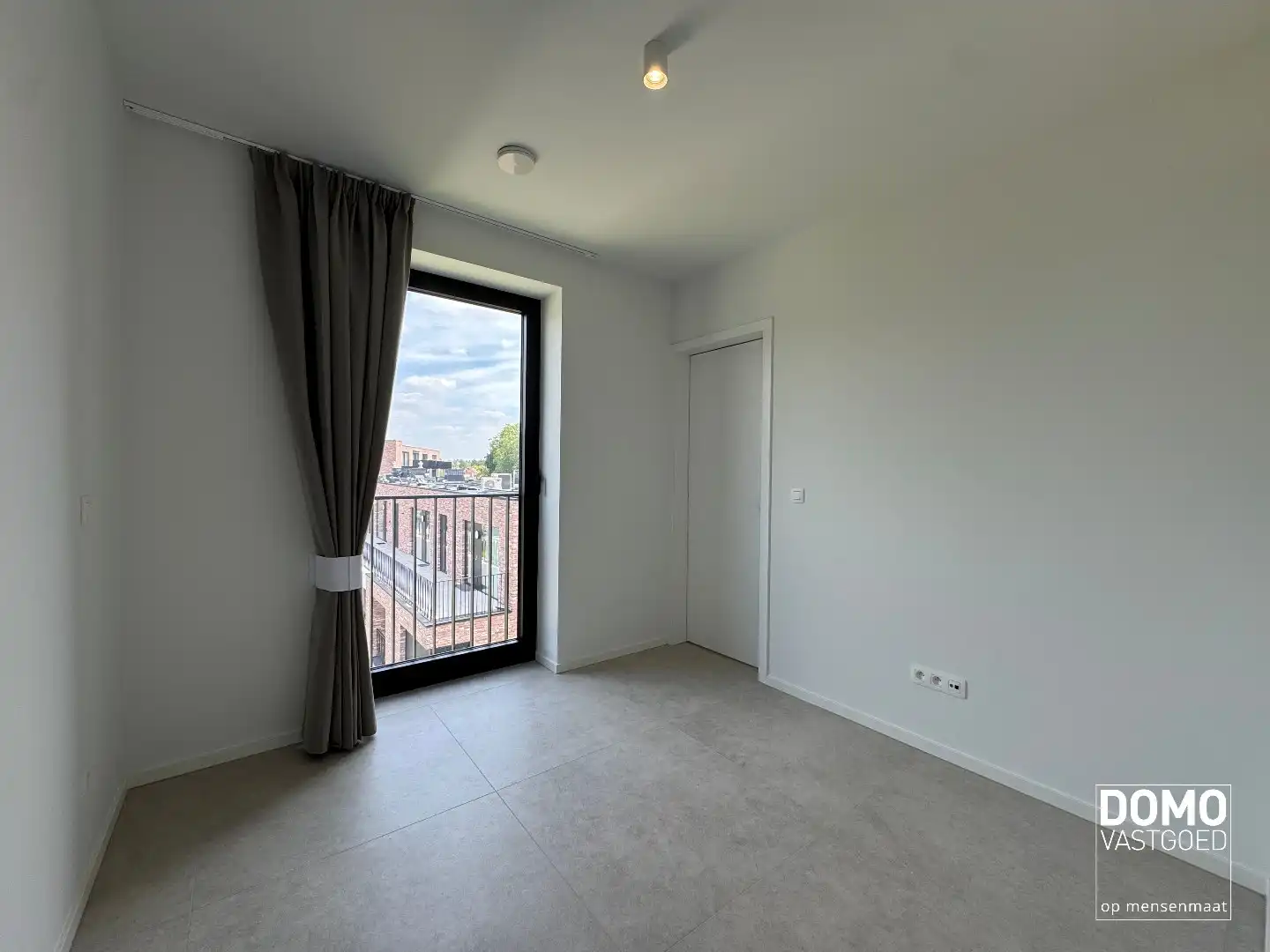 PENTHOUSE MET 2 SLAAPKAMERS, RUIM TERRAS EN AUTOSTANDPLAATS TE KERMT foto 6