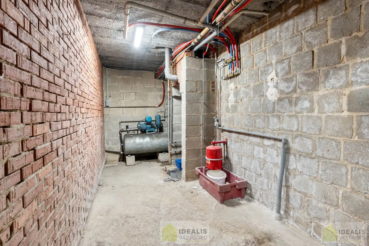 INSTAPKLARE GERENOVEERDE BUNGALOW MET LICHTRIJKE LEEFRUIMTE EN AANSLUITEND ZEER RUIME MODERNE KEUKEN, BADKAMER, VERANDA EN 3 GOEDE SLAAPKAMERS OP EEN KNAP PERCEEL VAN 9A 48A. DAARNAAST IS DE WONING VOLLEDIG ONDERKELDERD! Deze goed ingedeelde woning omvat +-145m² bewoonbare oppervlakte verdeeld over een lichtrijke woonkamer met aansluitend een zeer ruime moderne keuken, badkamer, veranda, 3 goede slaapkamers en tevens is de woning volledig onderkelderd. De woning is gelegen op een aangenaam perceel van 9a 48ca vlakbij het centrum van Bree, op fietsafstand van winkels, horeca en scholen,… Zeer geschikt voor kandidaten op zoek naar een gerenoveerde woning die ruimte en rust biedt doch dicht bij allerlei faciliteiten is gelegen. foto 23