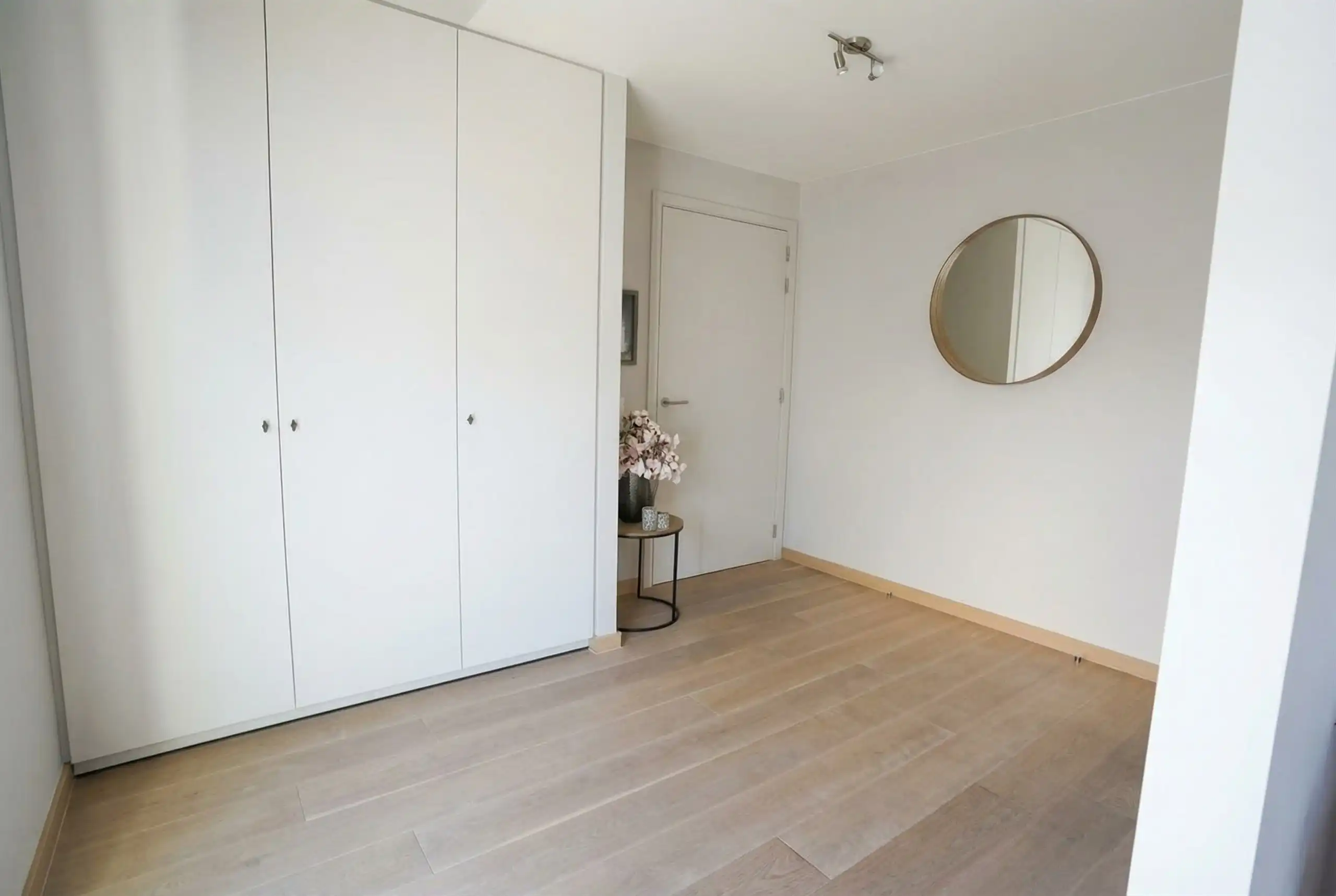 Onweerstaanbare serviceflat met grote staanplaats en terras! foto 5