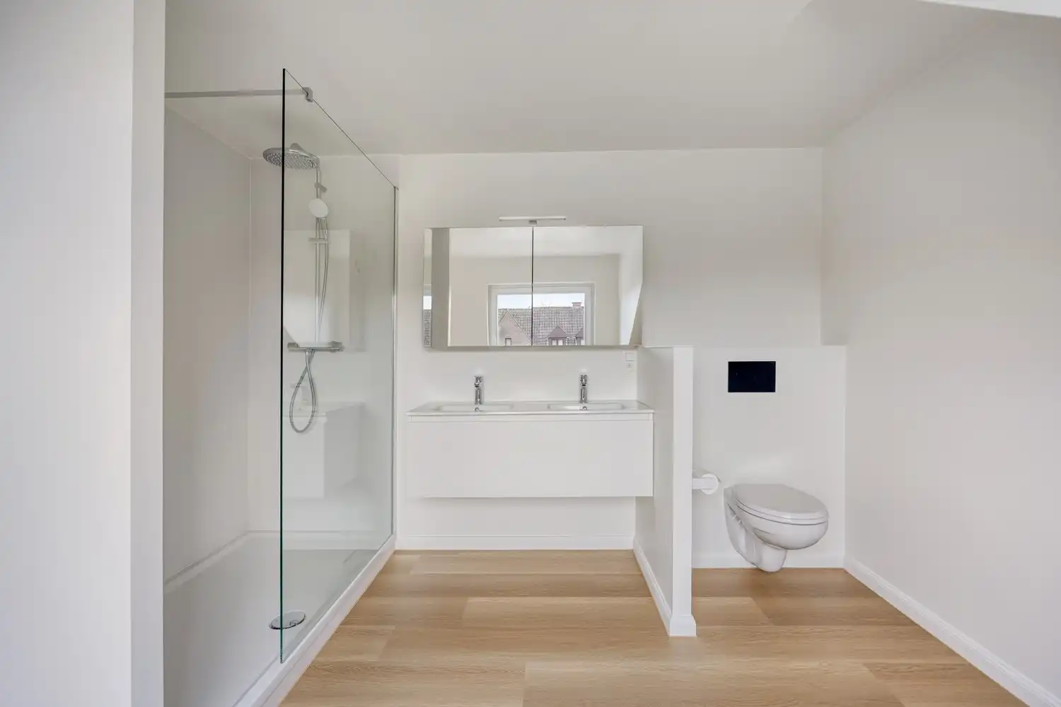 Gerenoveerde gezinswoning met 4 slaapkamers, garage en grote zonnige tuin rustig gelegen vlakbij het centrum van Lochristi. foto 10