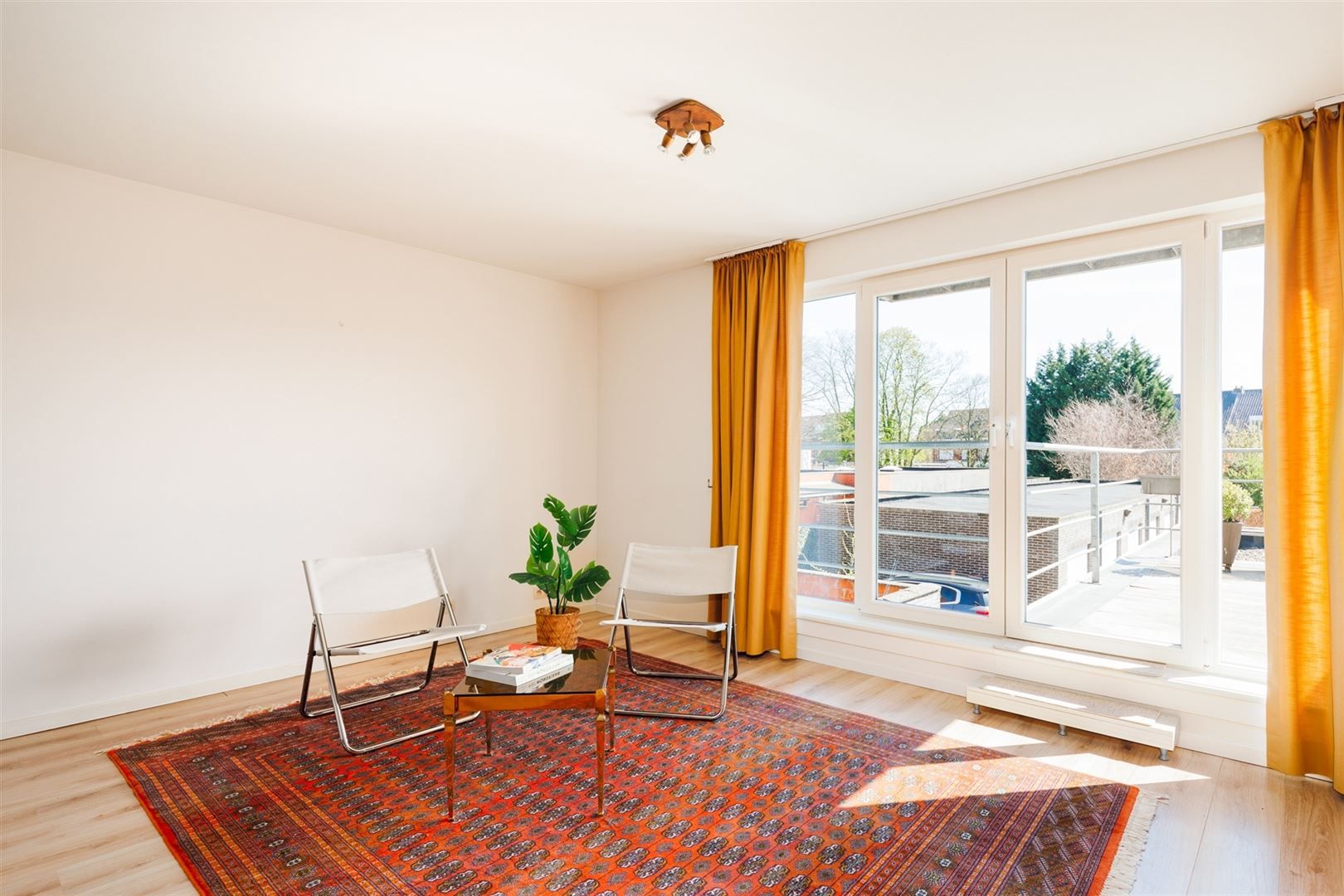 Instapklaar appartement met groot terras en autostaanplaats foto 3