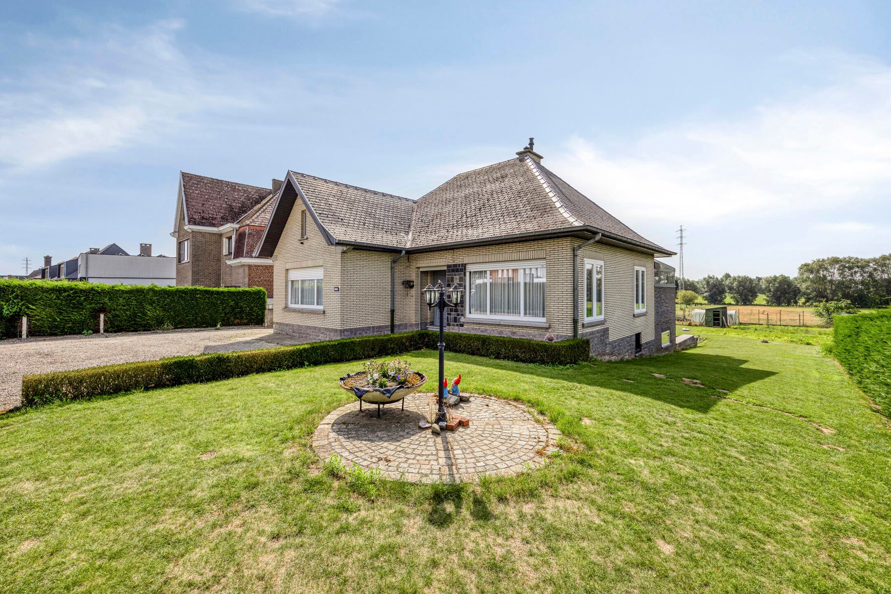 Hoofdfoto van de publicatie: Vrijstaande woning met grote tuin en veel potentieel