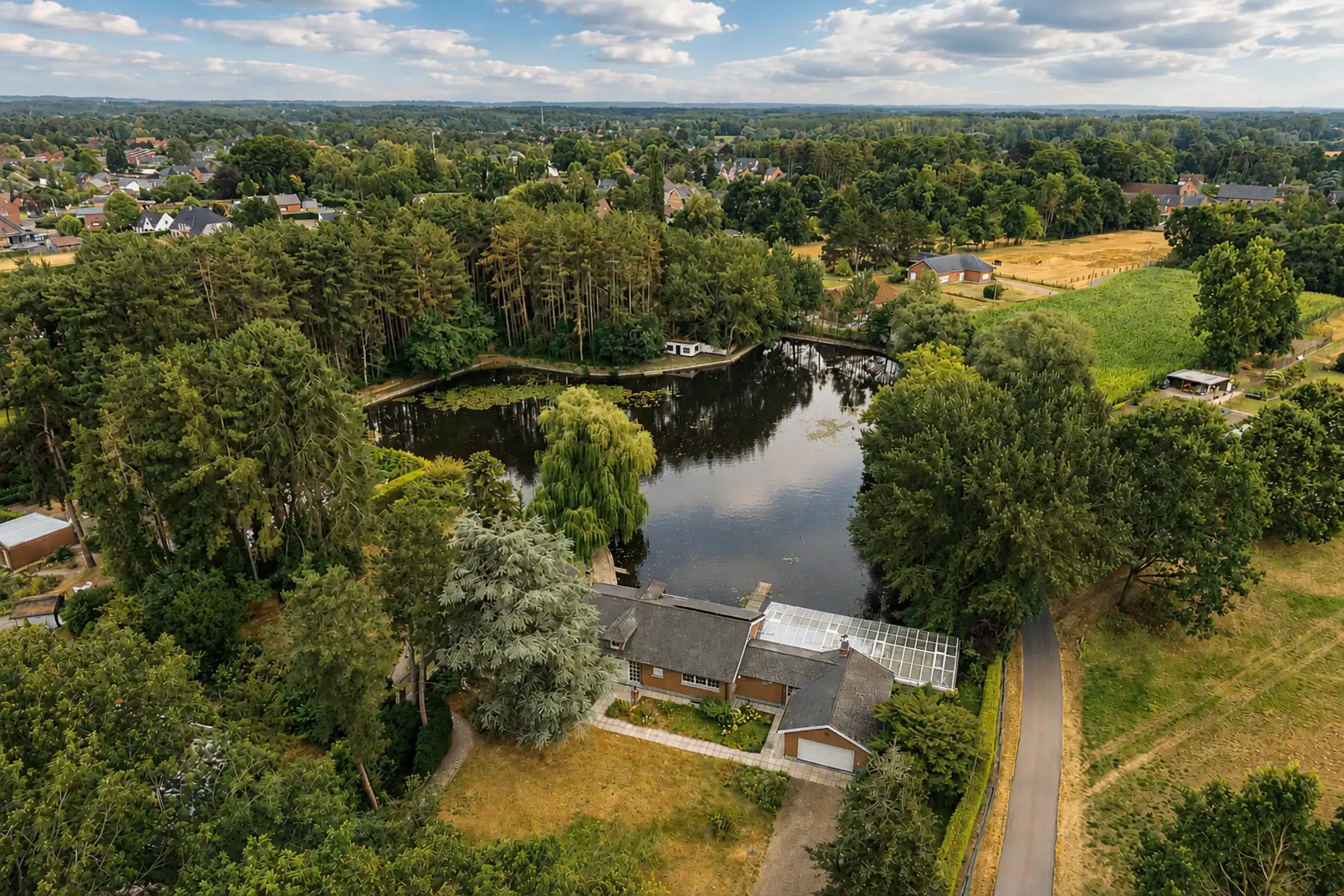Knappe villa in landelijke omgeving met prachtige vijver foto 2