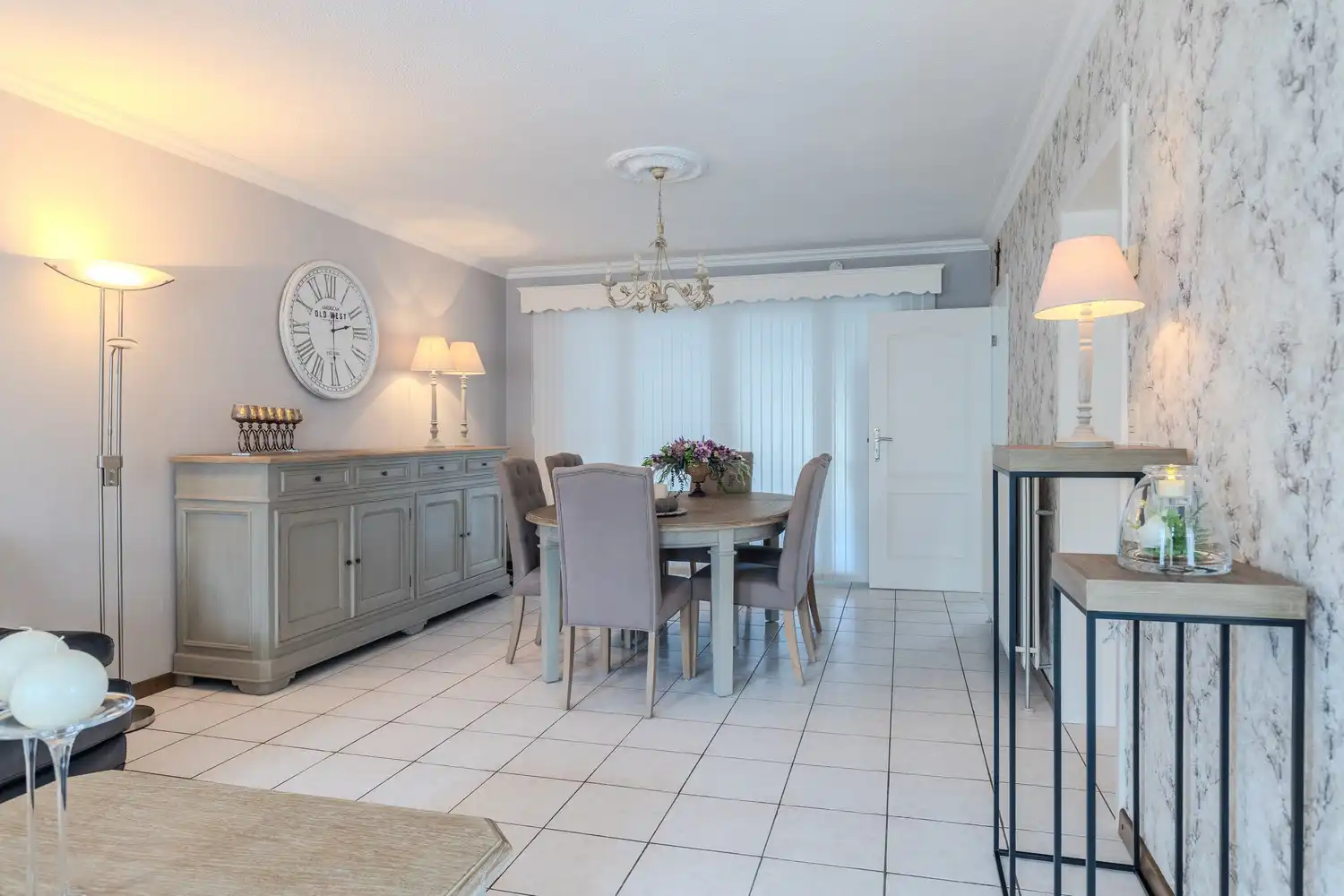 Instapklare woning met drie slaapkamers, ruime tuin en twee garageboxen in hartje Rekem! foto 16