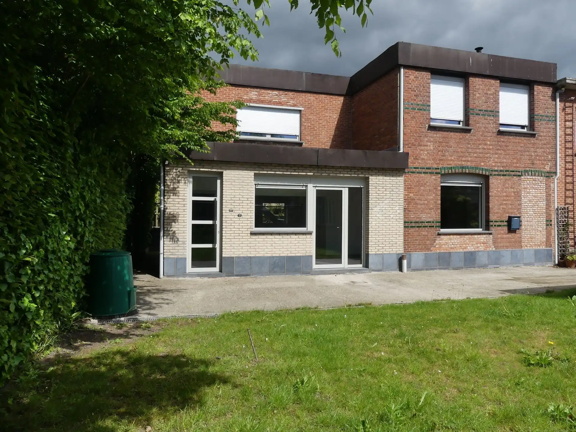 Instapklare gezinswoning met 3 slaapkamers en garage! foto {{pictureIndex}}