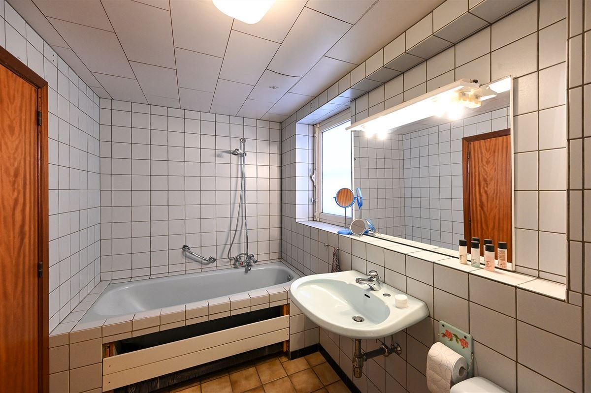 Gelegen in de rustige Voogdijstraat, op wandelafstand van het centrum van Duffel, vind je deze eerlijke, goed onderhouden woning boordevol mogelijkheden. De huidige huurder heeft ze jarenlang met zorg bewoond, maar een frisse wind – en een beetje lie foto 15