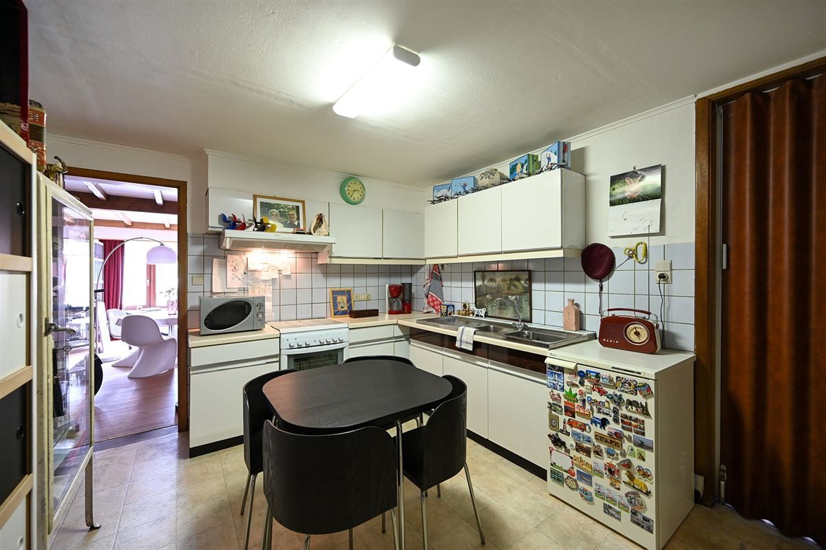 Gelegen in de rustige Voogdijstraat, op wandelafstand van het centrum van Duffel, vind je deze eerlijke, goed onderhouden woning boordevol mogelijkheden. De huidige huurder heeft ze jarenlang met zorg bewoond, maar een frisse wind – en een beetje lie foto 8