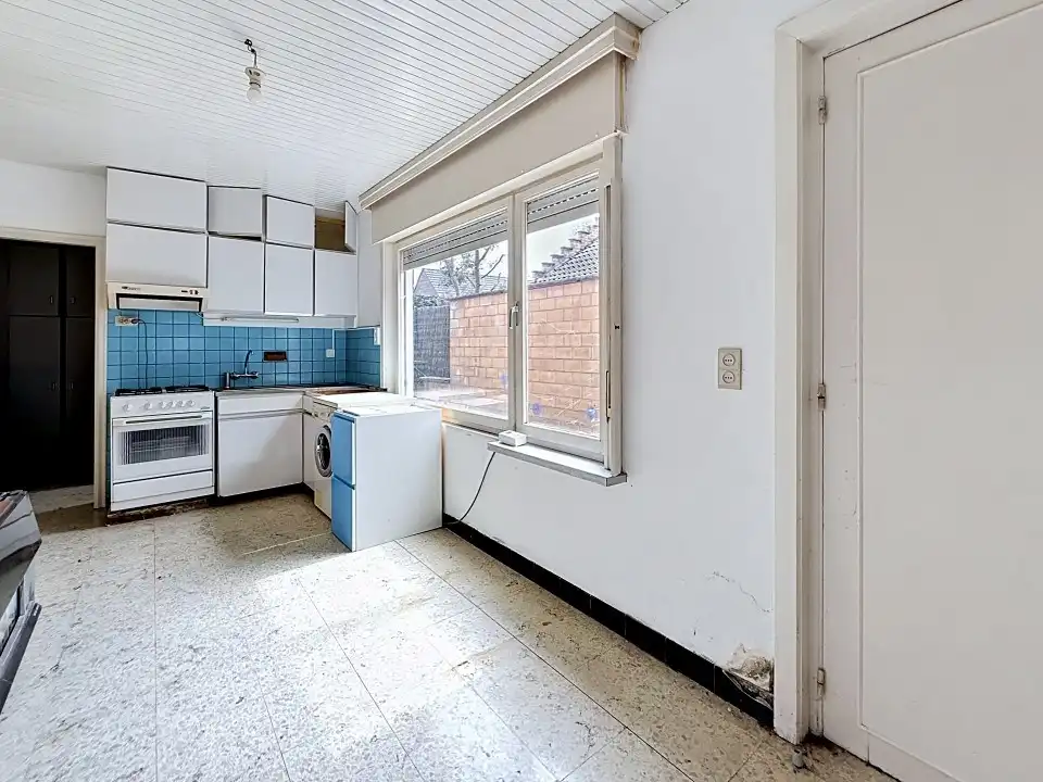 Centraal gelegen te renoveren ruime woning foto 4