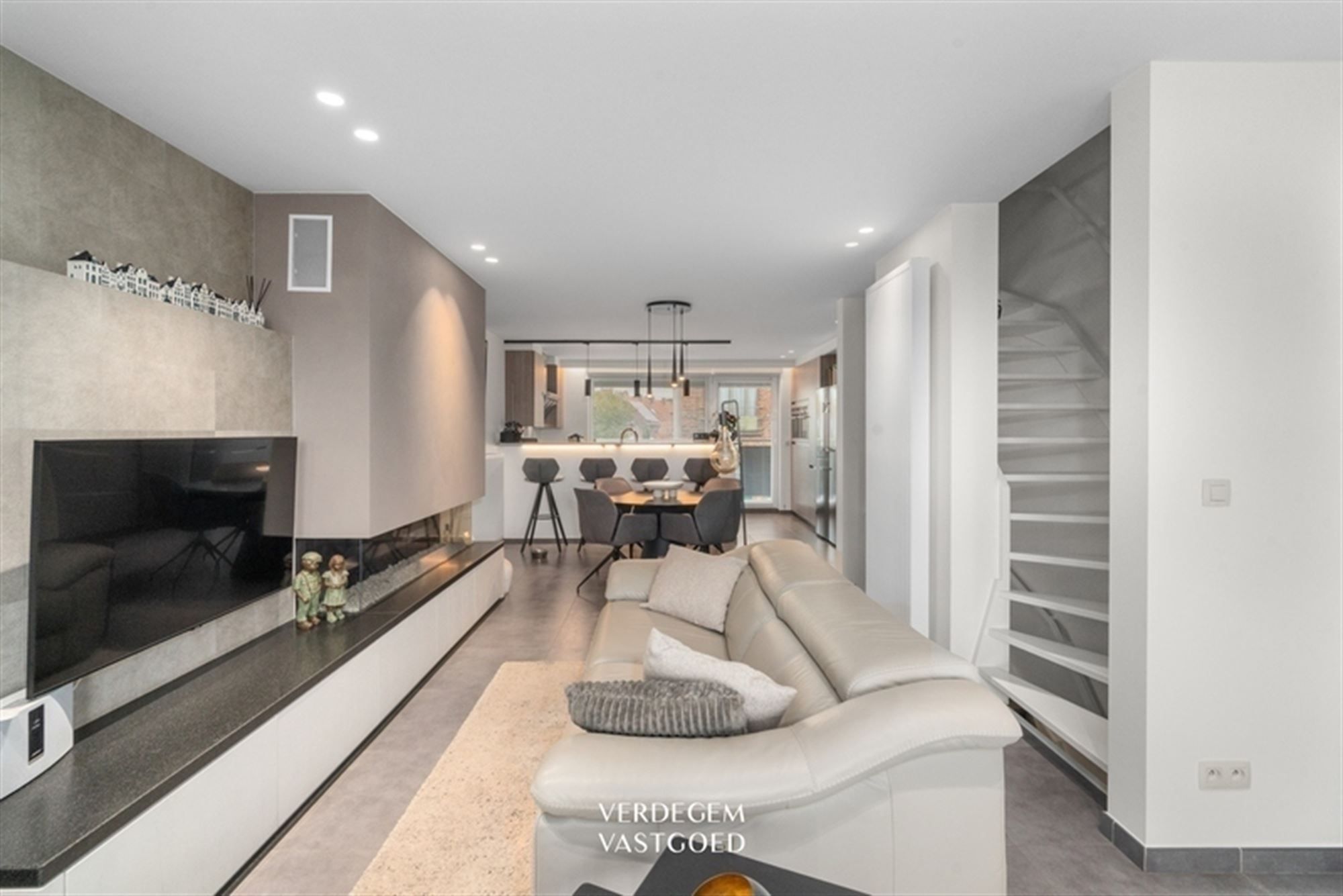 Instapklaar en knap afgewerkte woning met 2 garages, geniettuin en atelier/praktijk foto 3