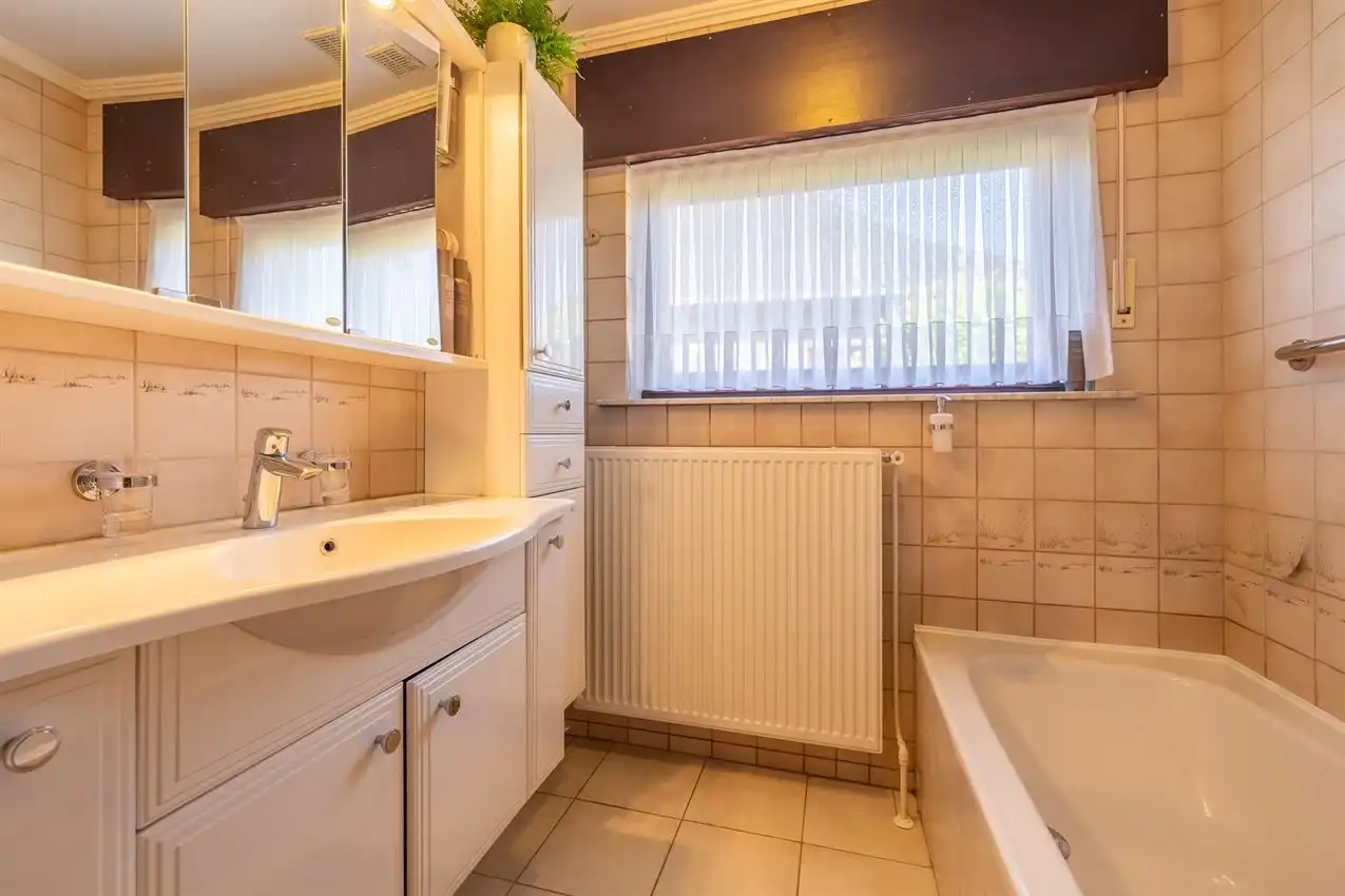 Vrijstaande gelijkvloerse woning, EPC D, 3 slpks op 9a42 met ruime kelder en inpandige garage foto 14