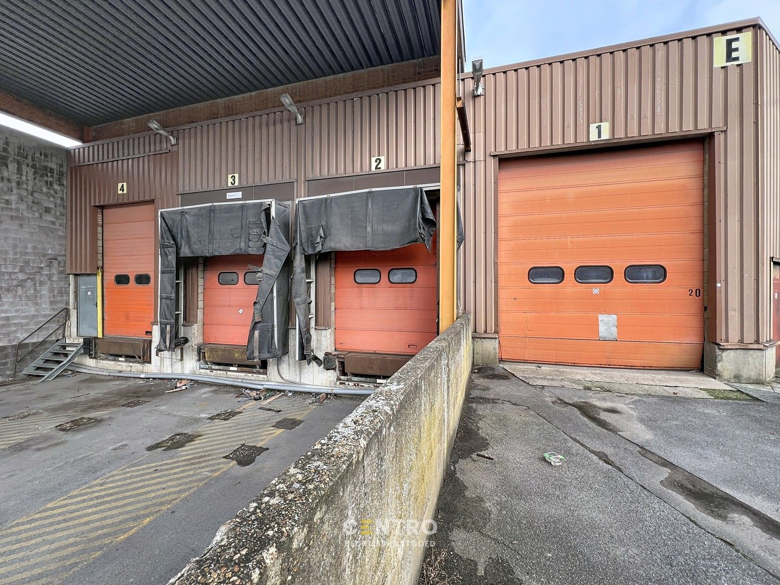 Logistieke LOODS/MAGAZIJN van ± 520m2 met 5 poorten waarvan 3 loskades TE ROESELARE ! foto 5