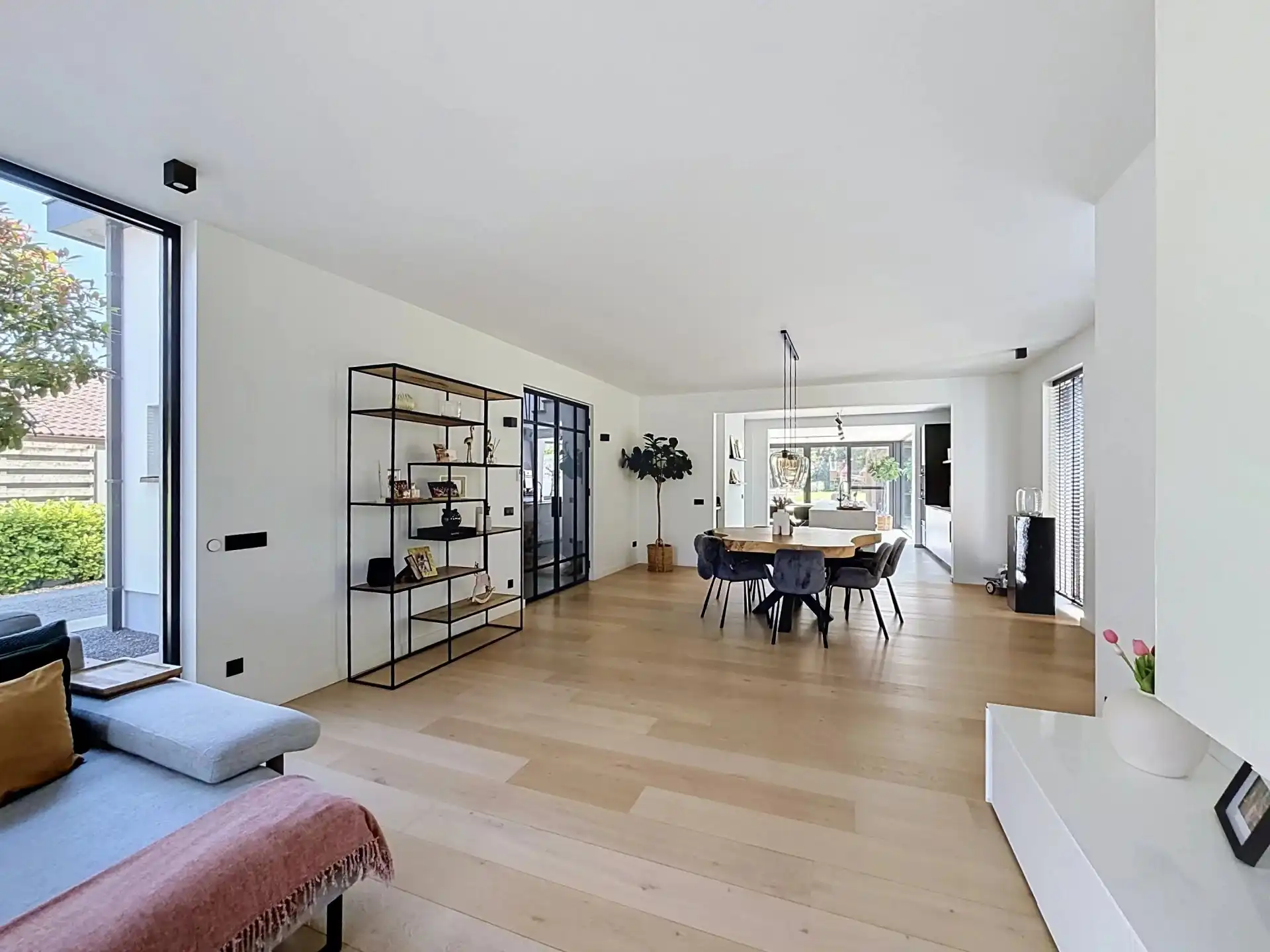 Zeer ruime villa voorzien van alle luxe met 3, mogelijk 5 slaapkamers en 2 badkamers foto 15