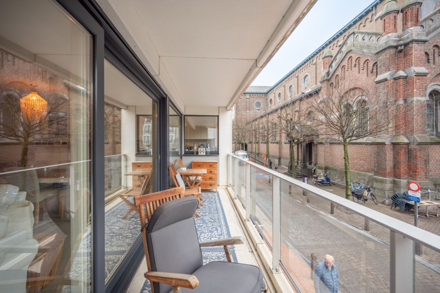 Prachtig nieuwbouwappartement met twee slaapkamers en terras uitkijkend op het centraal Kerkplein van Blankenberge foto 2