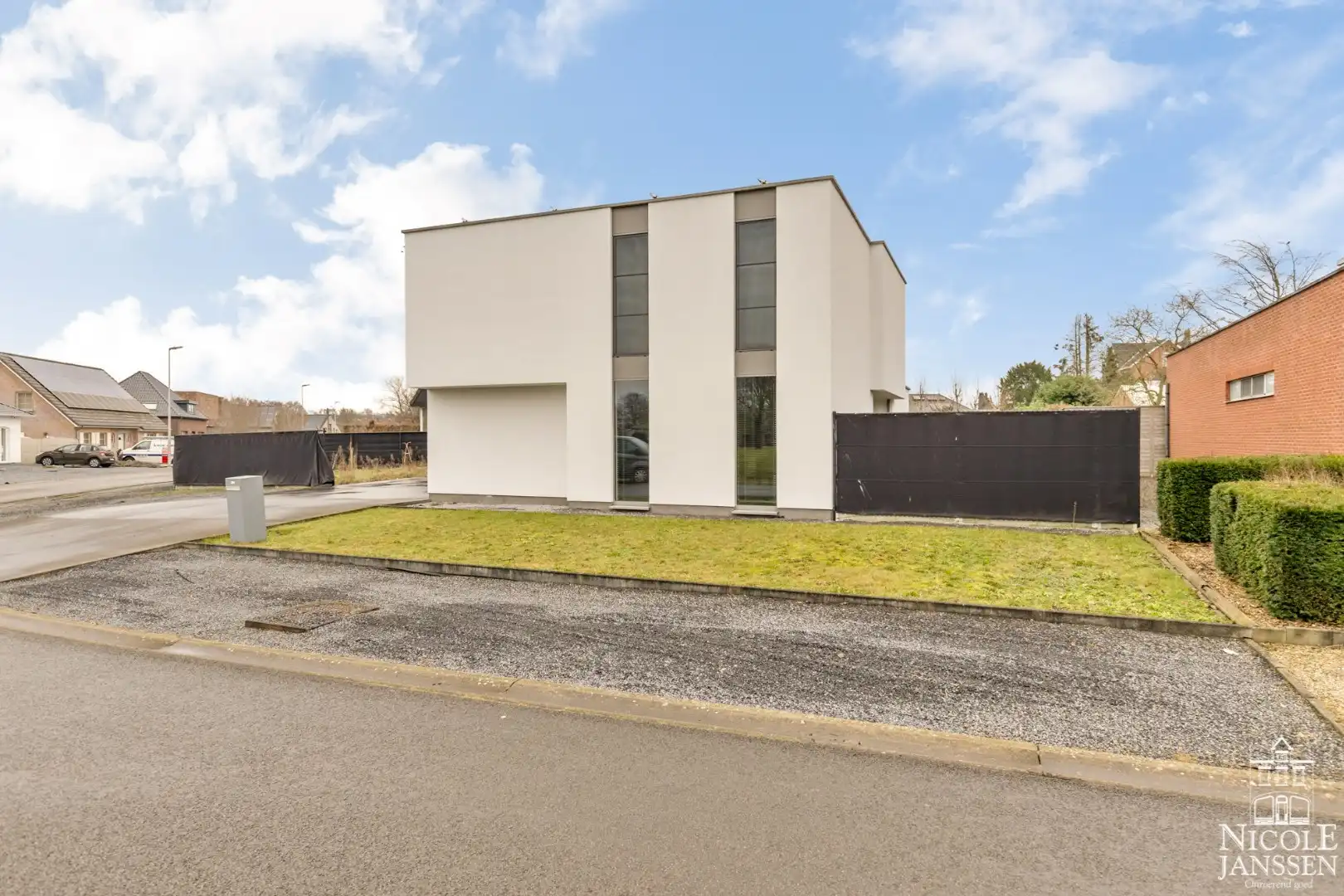 Energiezuinige moderne woning met zonnepanelen en ingesloten tuin foto 2
