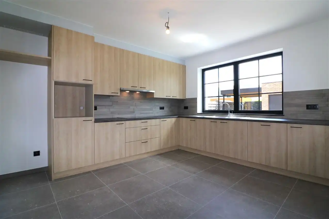 Aangename woning met drie slaapkamers en mooie tuin op rustige locatie foto 8