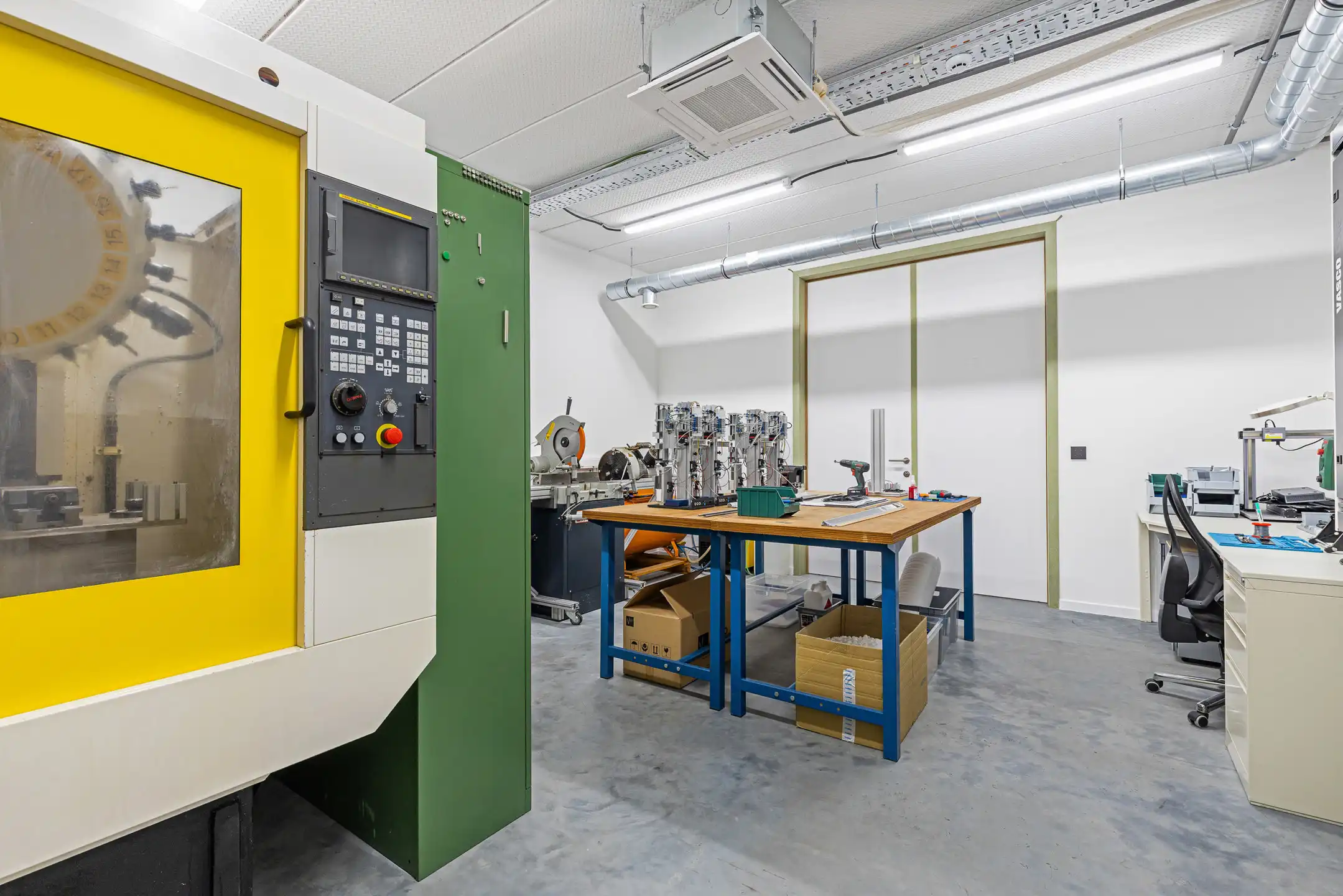 VOLLEDIG AFGEWERKT EN INSTAPKLAAR BEDRIJFSGEBOUW foto 15