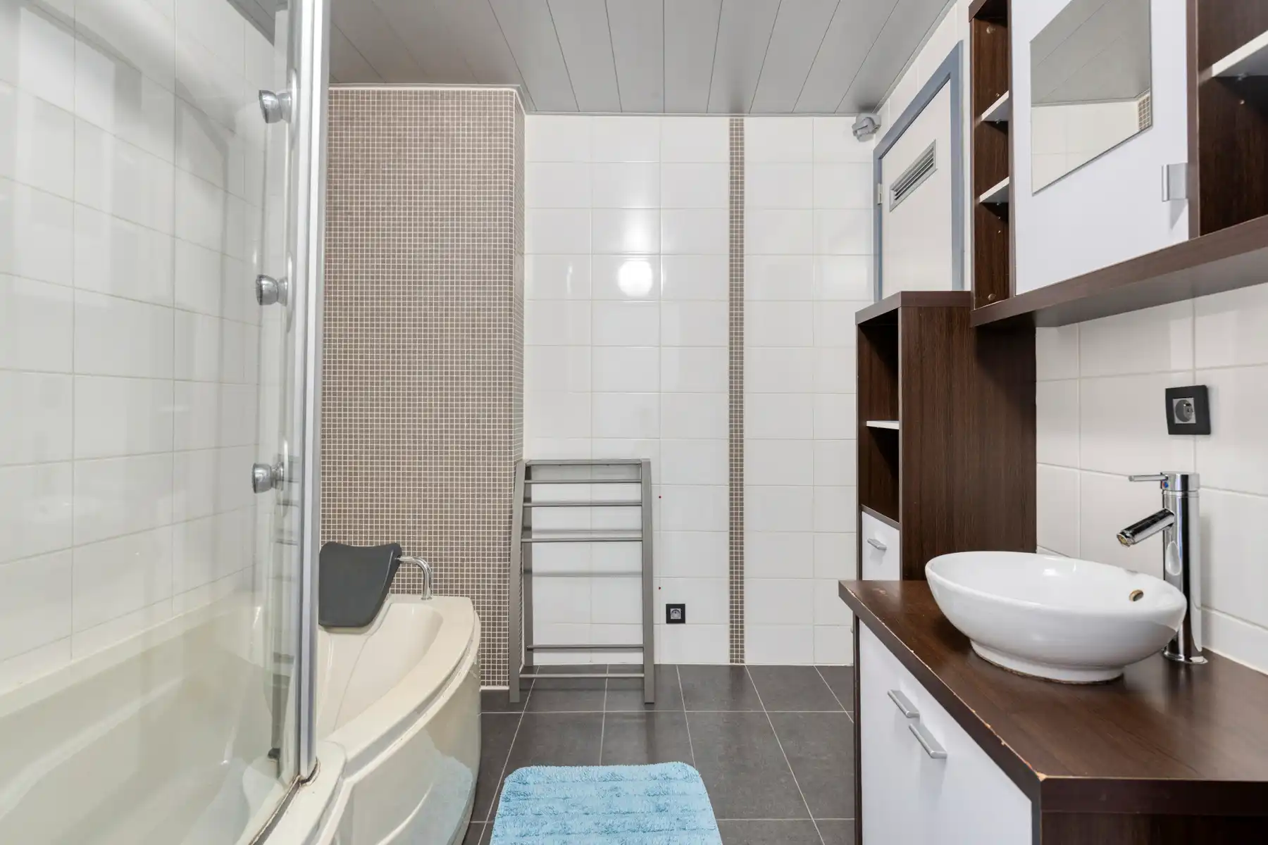 Instapklaar appartement met terras en garage in het centrum van Ninove! foto 14