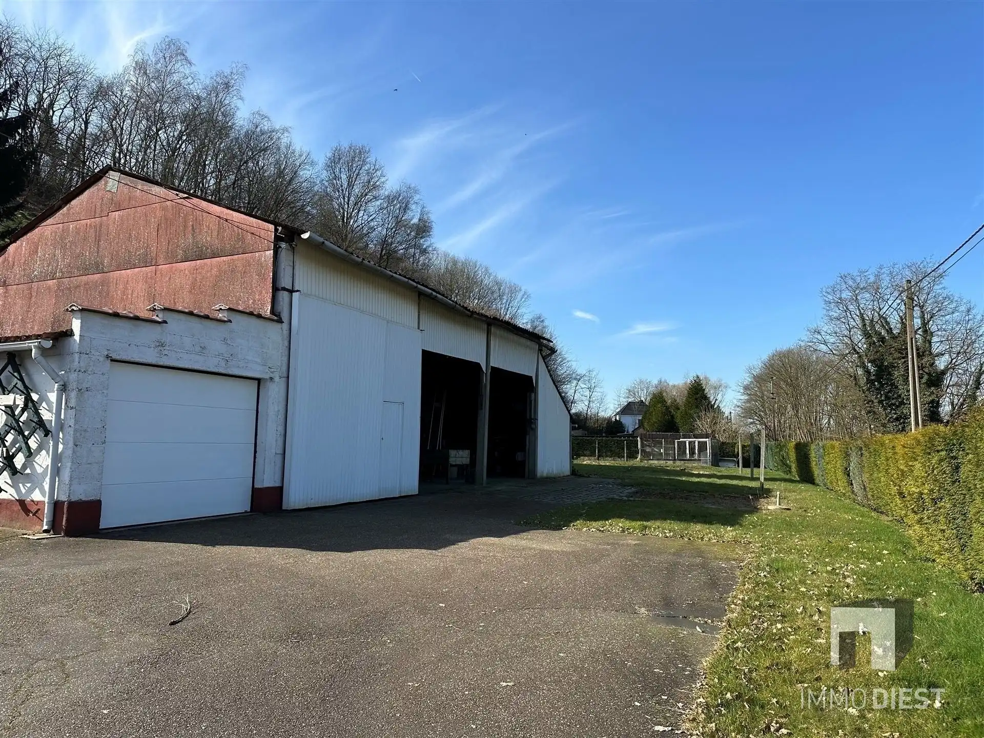 Woning met grote garage en stalling foto 5