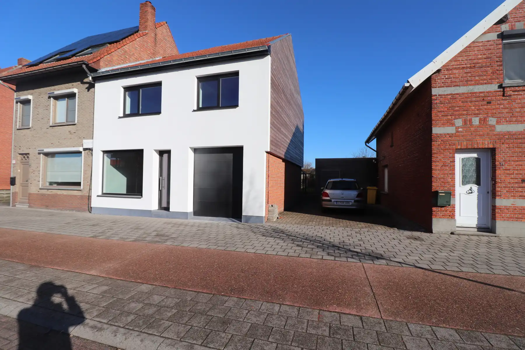 Ruime gezinswoning met terras en tuin foto {{pictureIndex}}