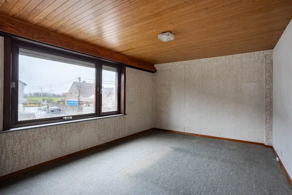 Karaktervolle deels te renoveren woning met veel potentie foto 10