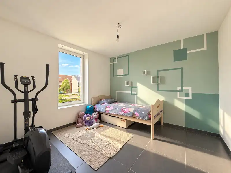 Moderne lage-energiewoning met mooie tuin en garage in een rustige woonwijk foto 10