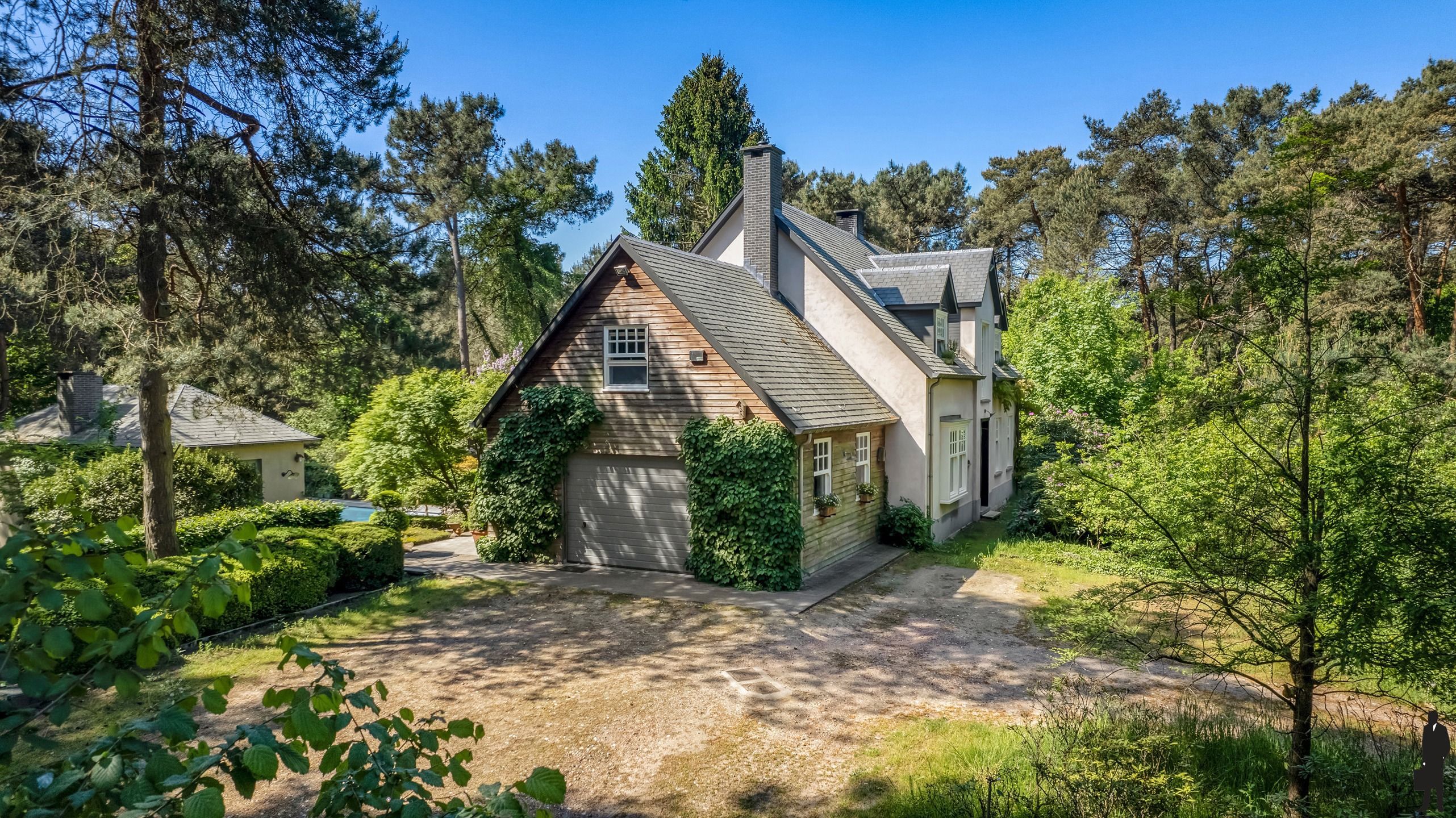 Exclusieve en uniek gelegen Engelse cottagevilla met orangerie, zwembad en aanpalende bouwgrond op ca. 1,9 ha in bosrijke omgeving. foto 20