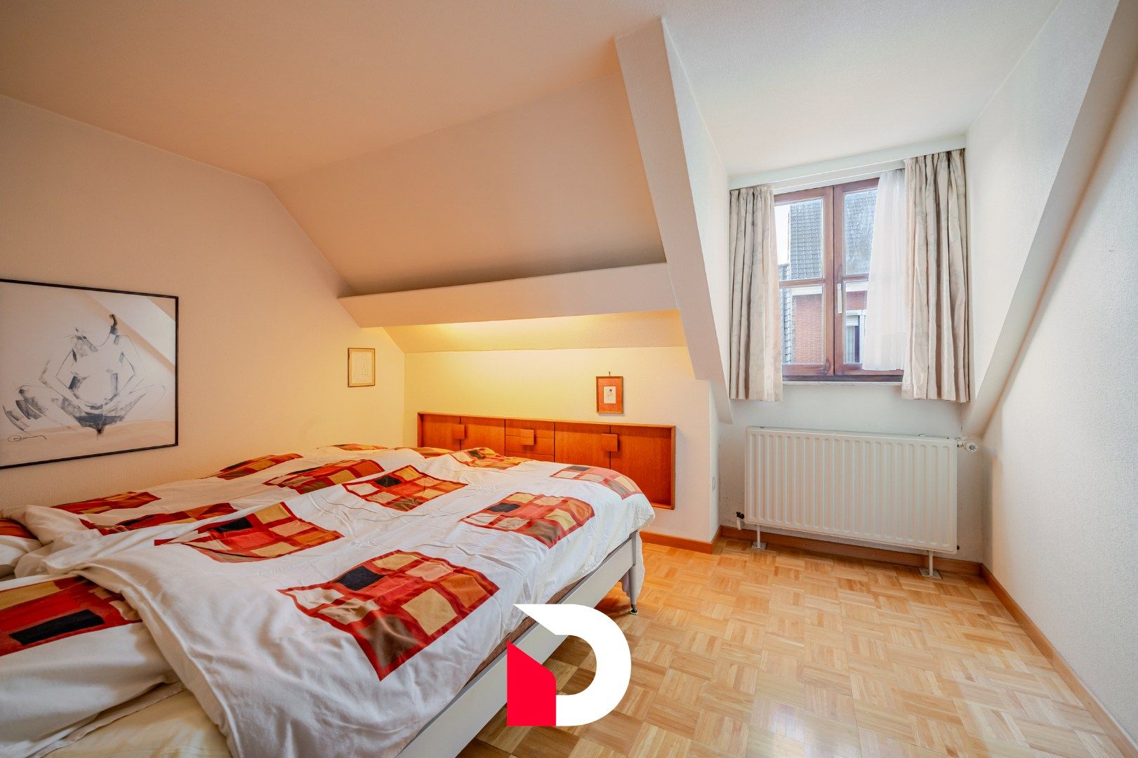 Deze statige halfopen woning is gelegen op een steenworp van de Markt te Eernegem. foto 10