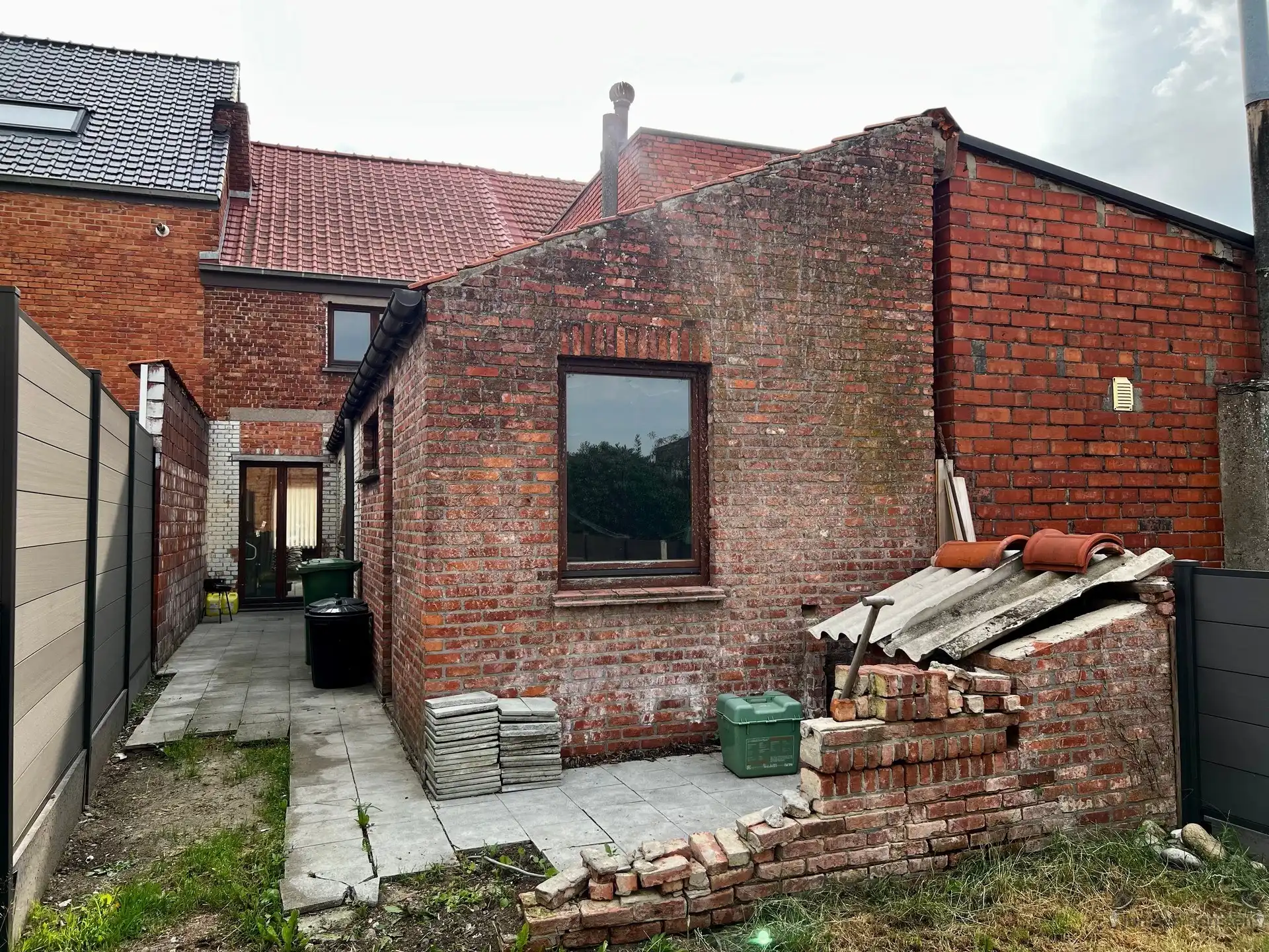 Te renoveren rijwoning met tuin foto 9