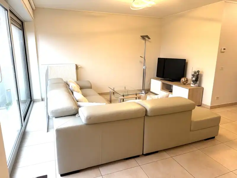 Instapklaar 2-slaapkamerappartement met balkon en overdekte autostaanplaats TE HUUR in Ooigem! foto 5