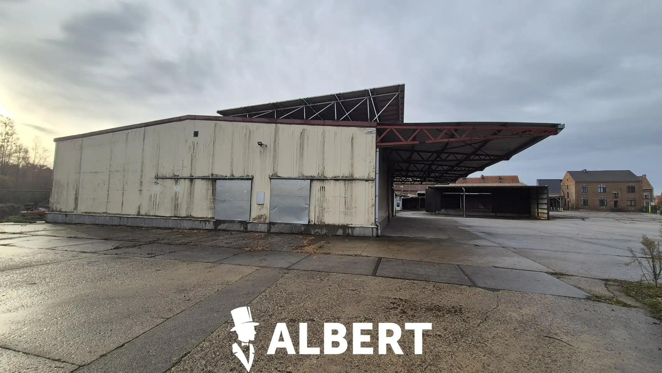 Unit 2 : gesloten loods met afdak foto 4