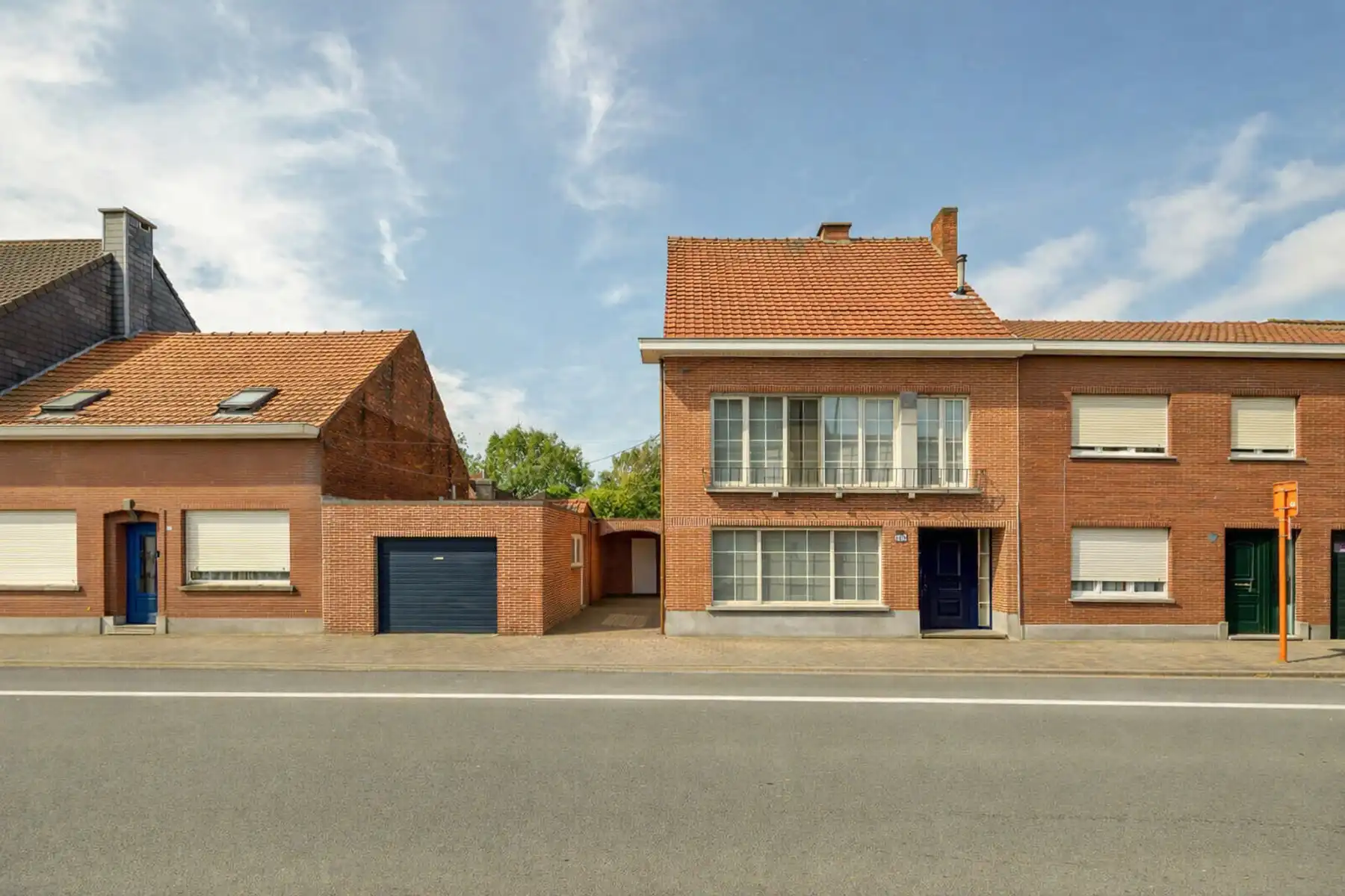 Halfopen bebouwing met garage en zuidwest-tuin! foto {{pictureIndex}}