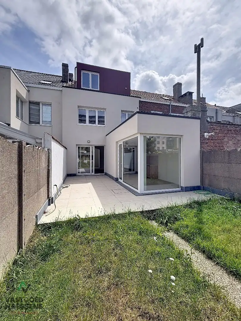 VOLLEDIG GERENOVEERDE 5 SLPK WONING – 2 BADKAMERS – ZONNIGE ZW-TUIN foto 2