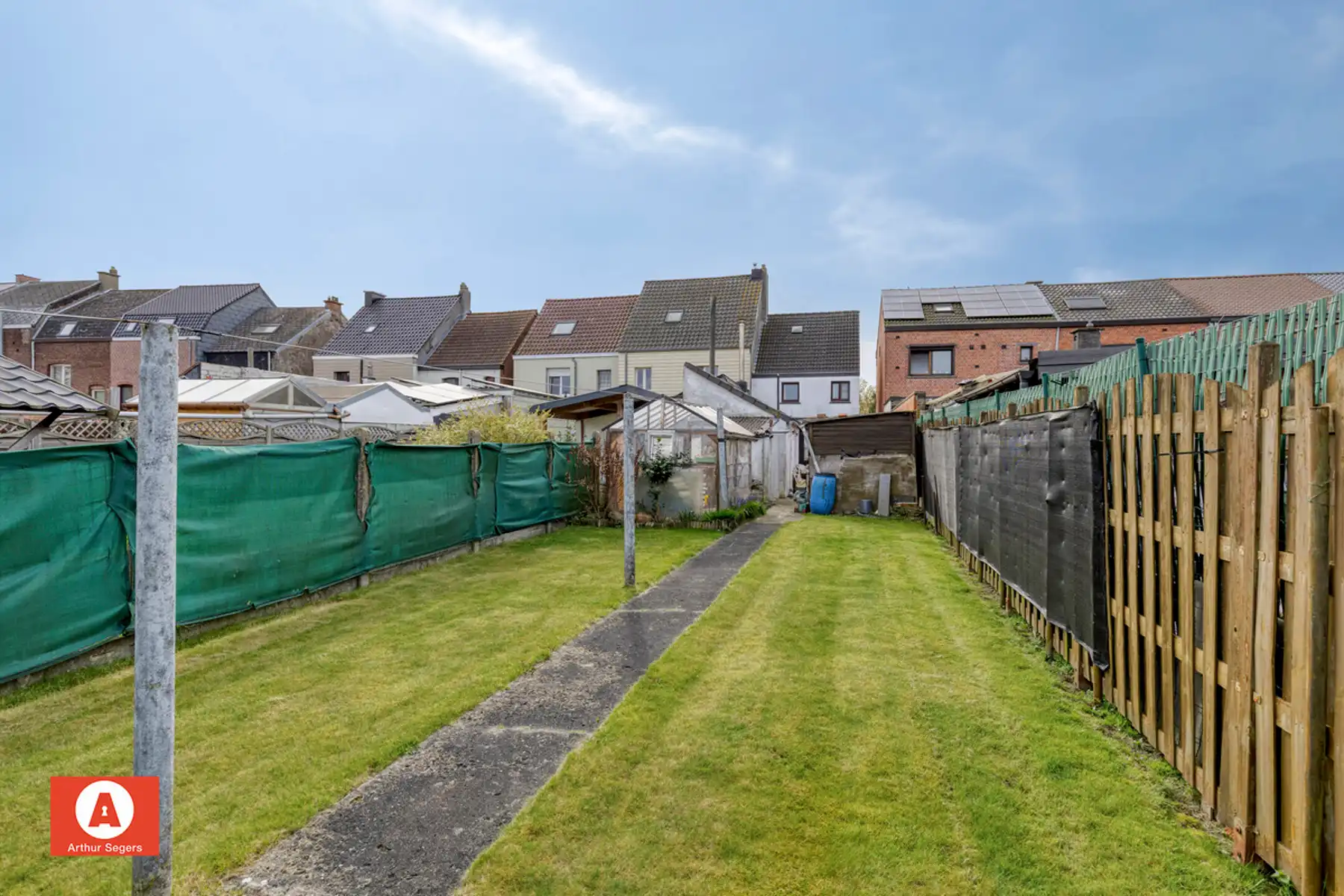 Solide half-open bebouwing met achtergelegen fietswegel. foto 27