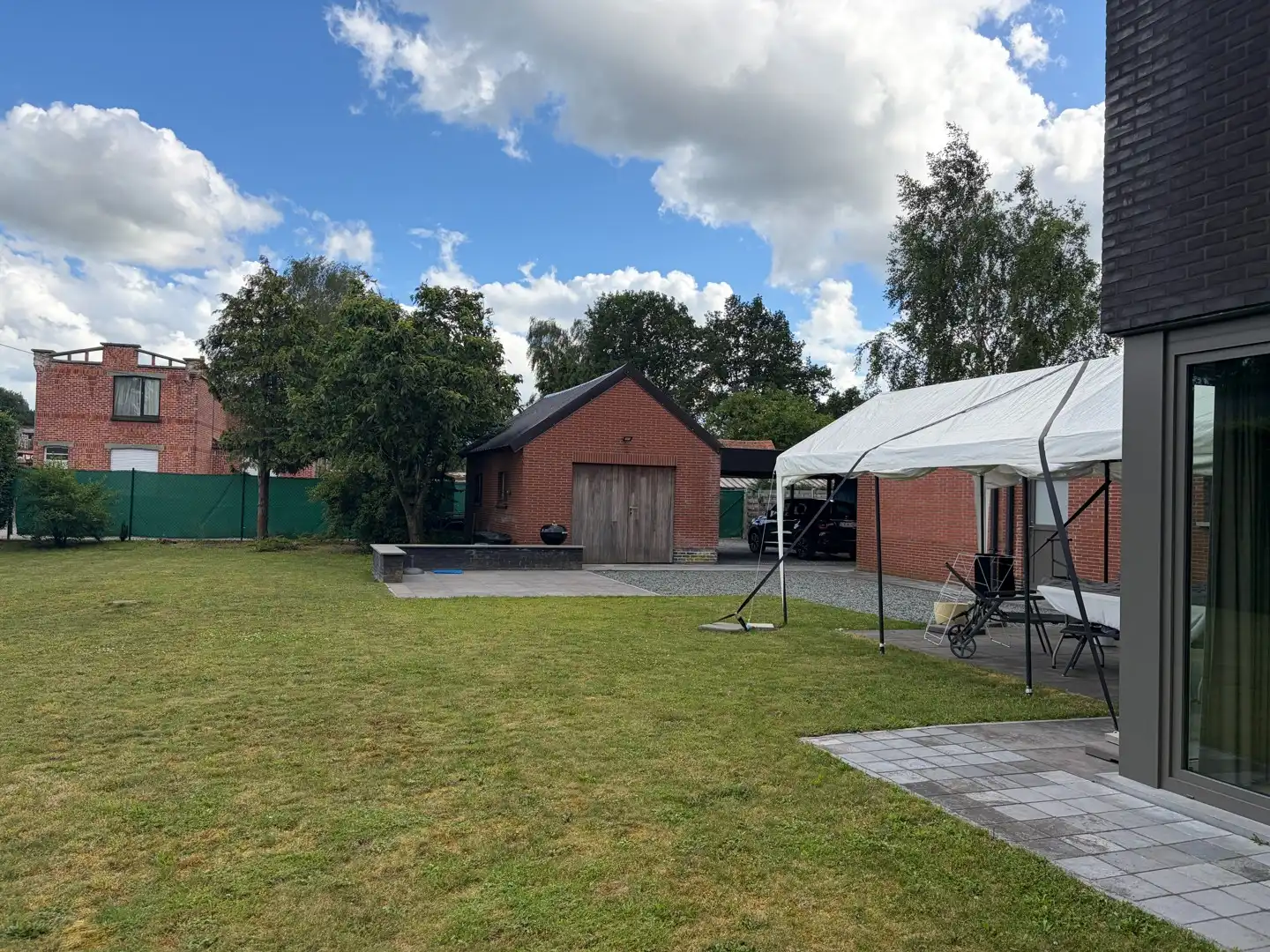 Ruime halfopen gezinswoning met grote tuin en carport. foto 12