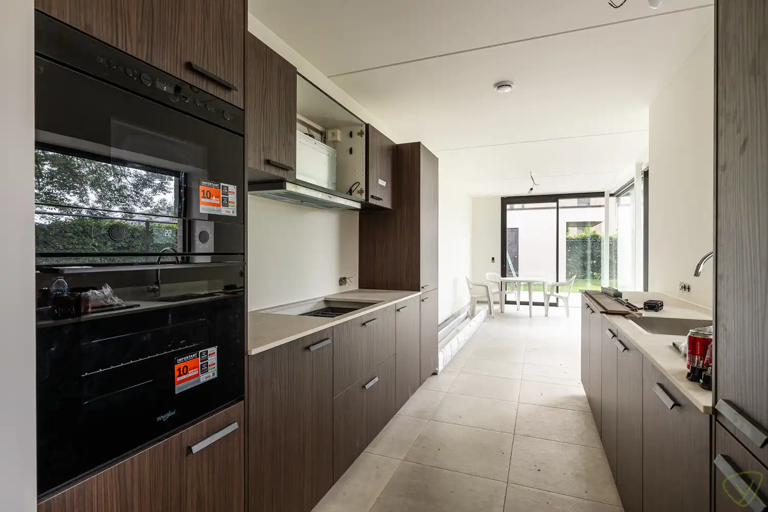 Moderne nieuwbouwwoning met tuin en zonnig terras in groene omgeving foto 6